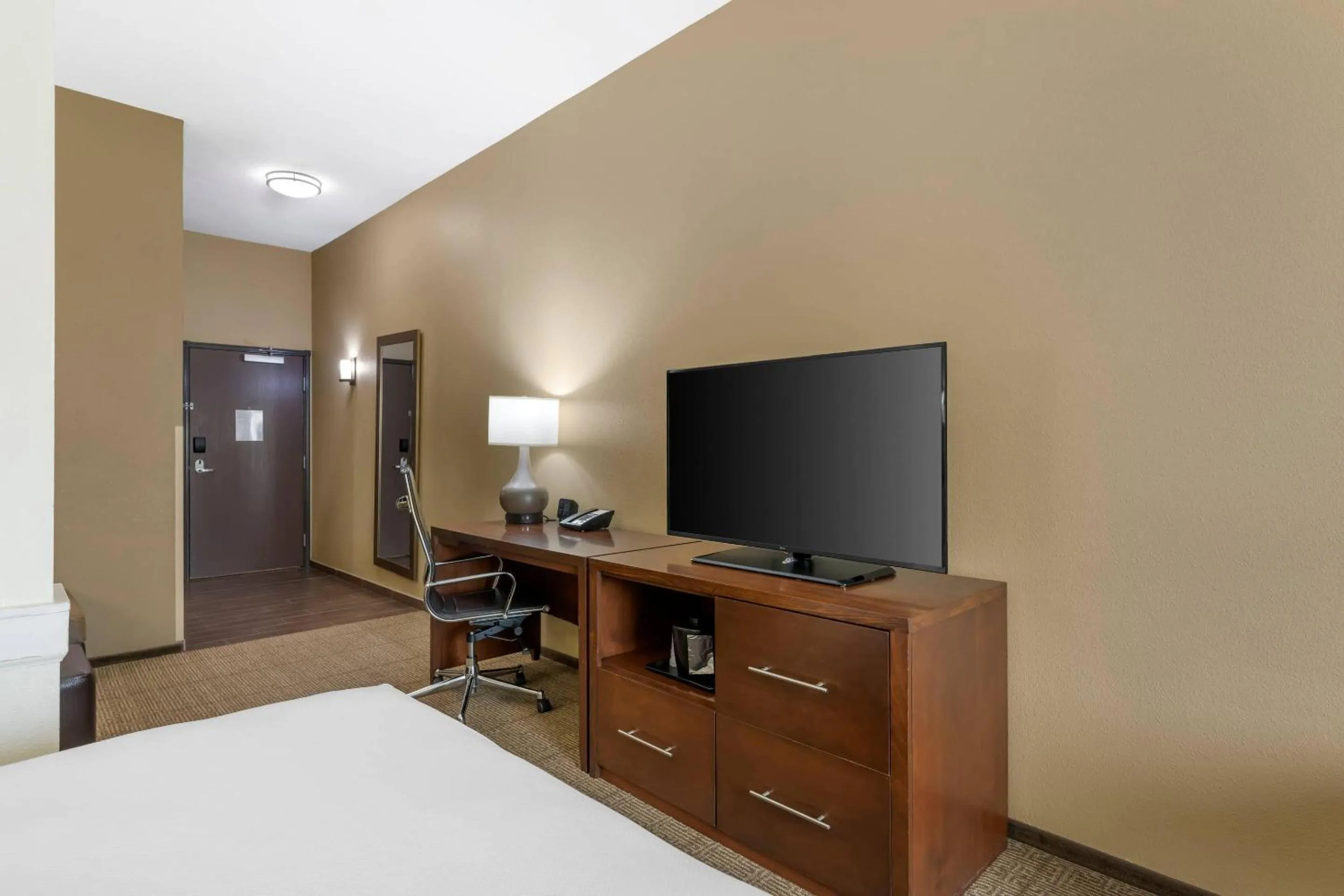 Bedroom, Bed in Comfort Suites West Omaha
