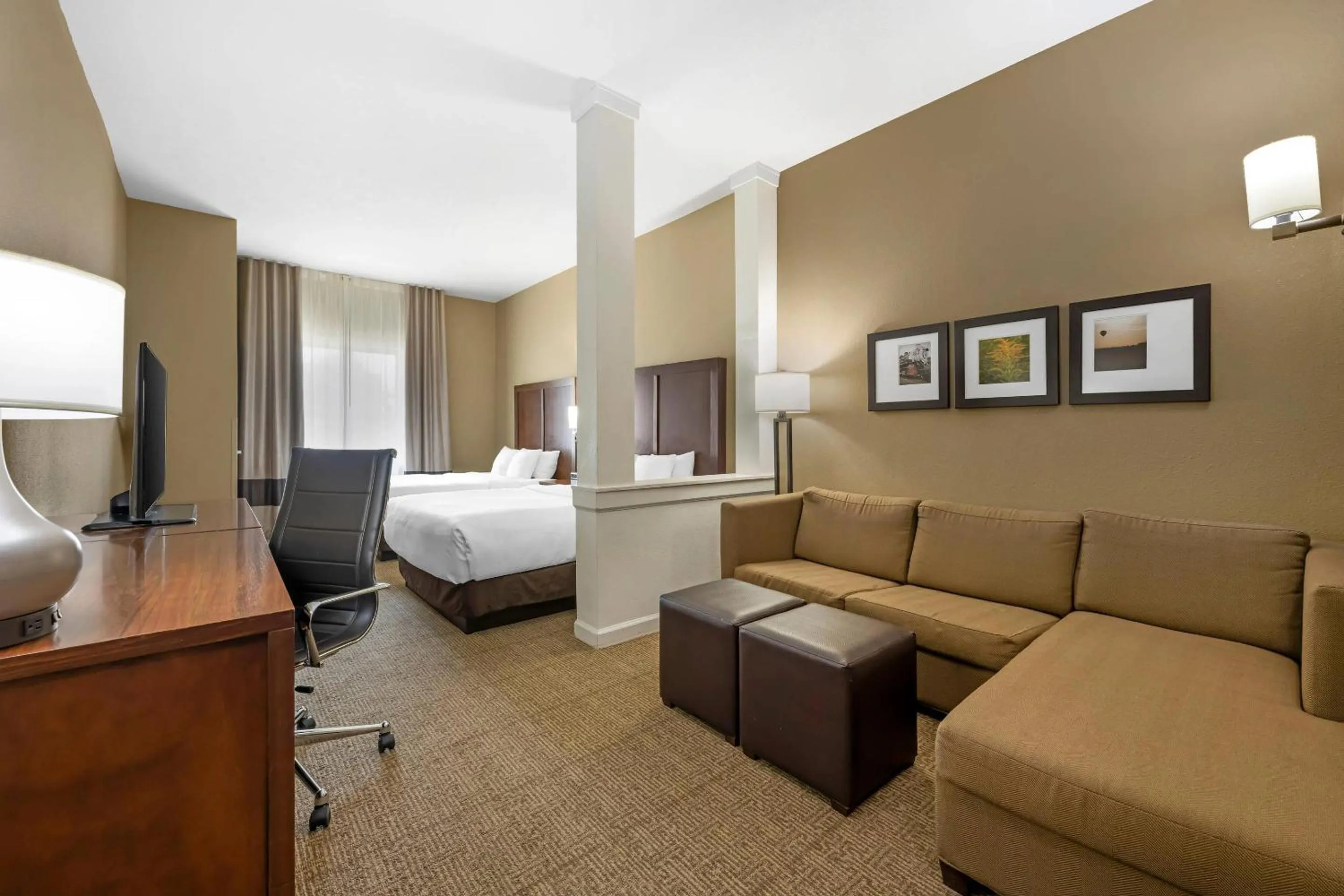 Bedroom, Bed in Comfort Suites West Omaha