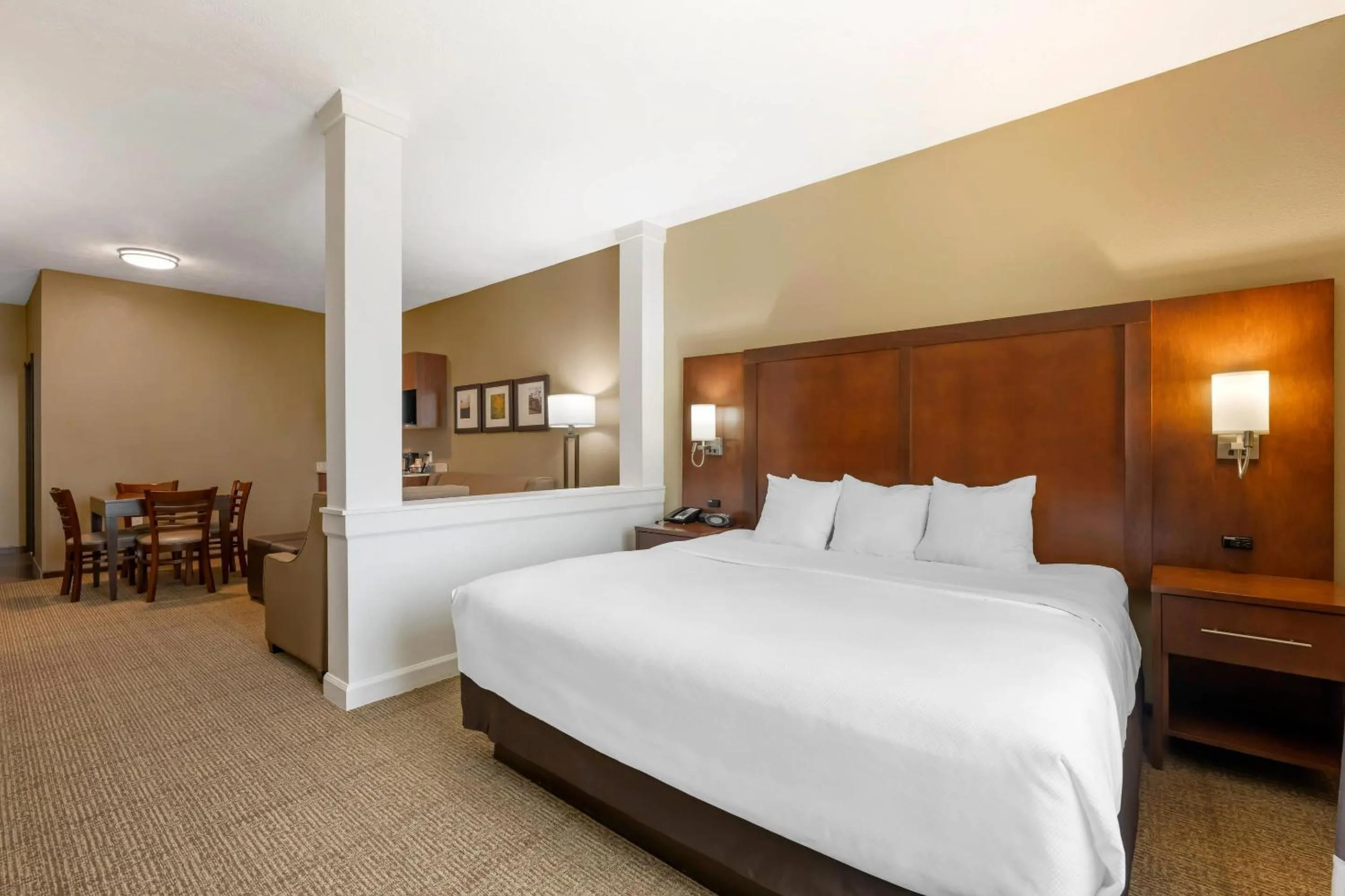 Bedroom, Bed in Comfort Suites West Omaha