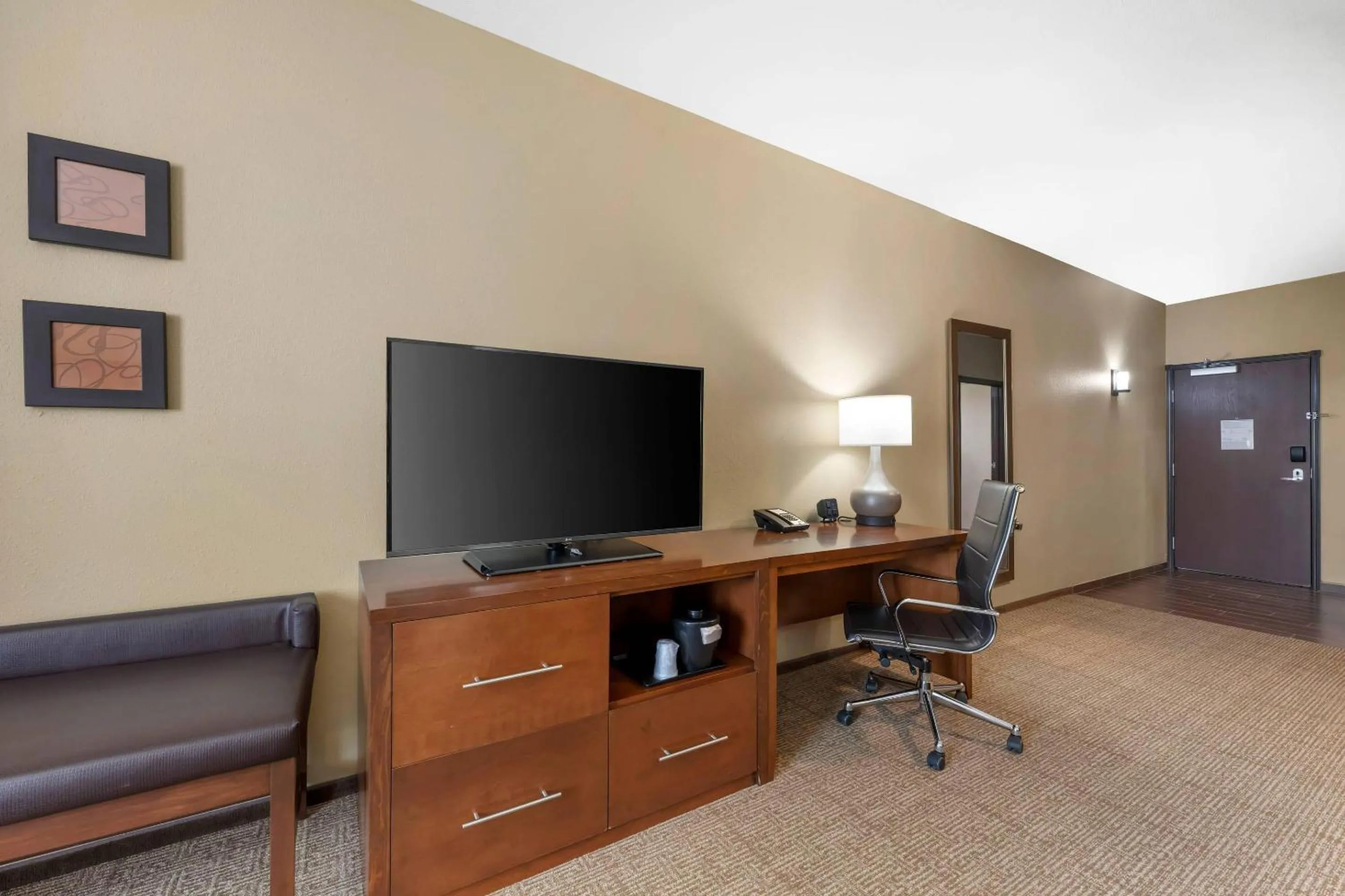 Bedroom in Comfort Suites West Omaha
