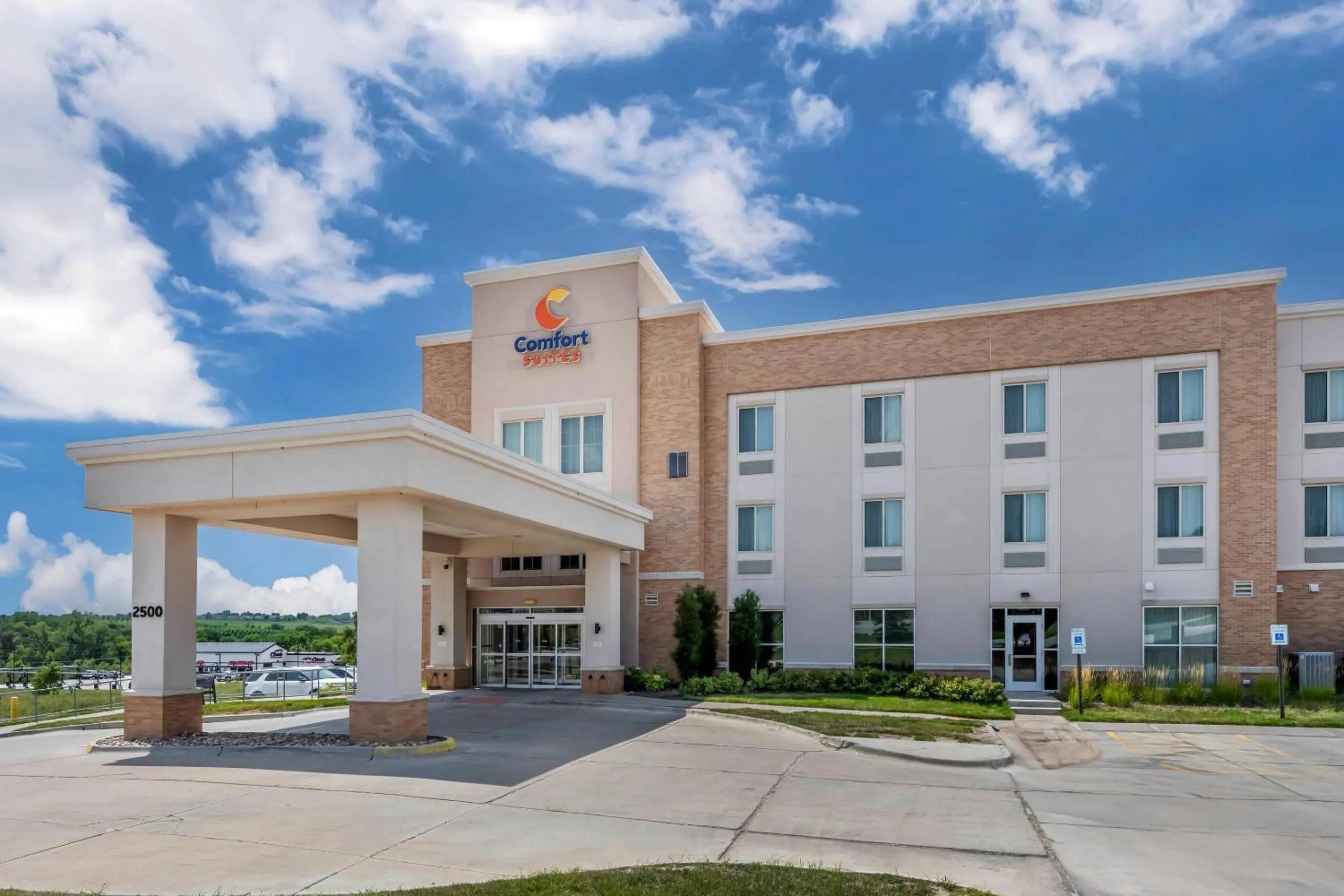 Property building in Comfort Suites West Omaha