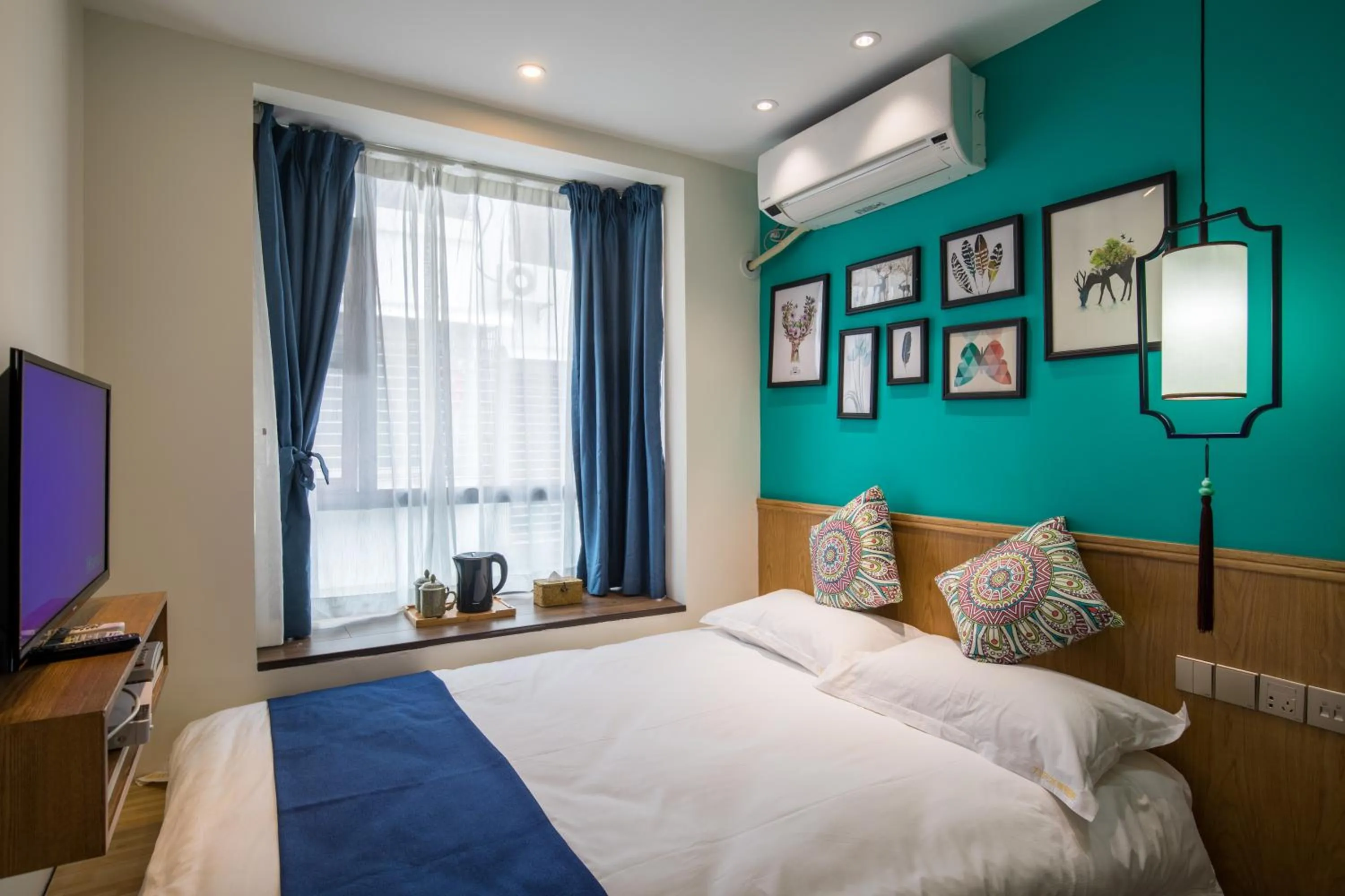 Decorative detail, Bed in Riverside Inn Guilin Central