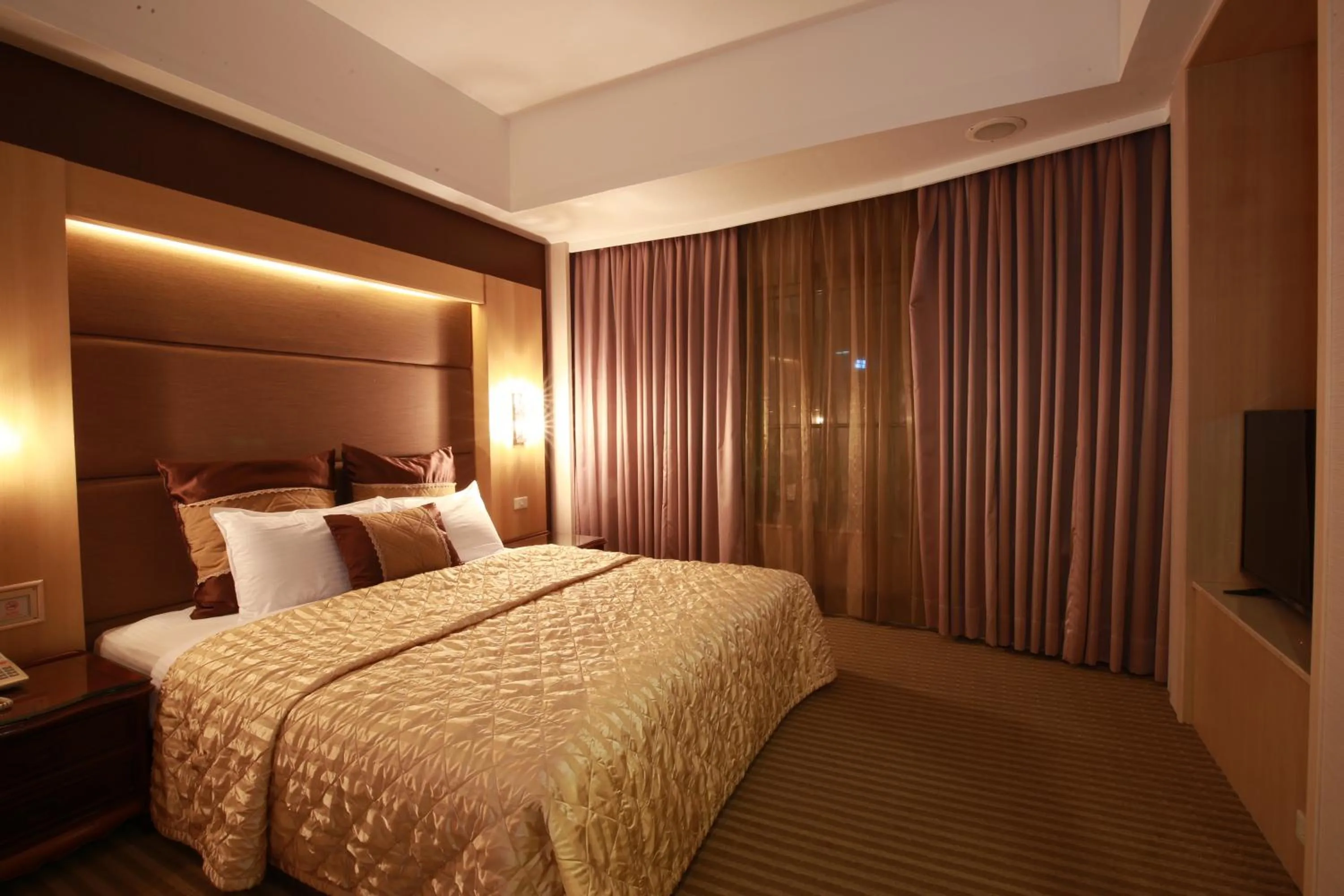 Bedroom, Bed in Highness Hotel