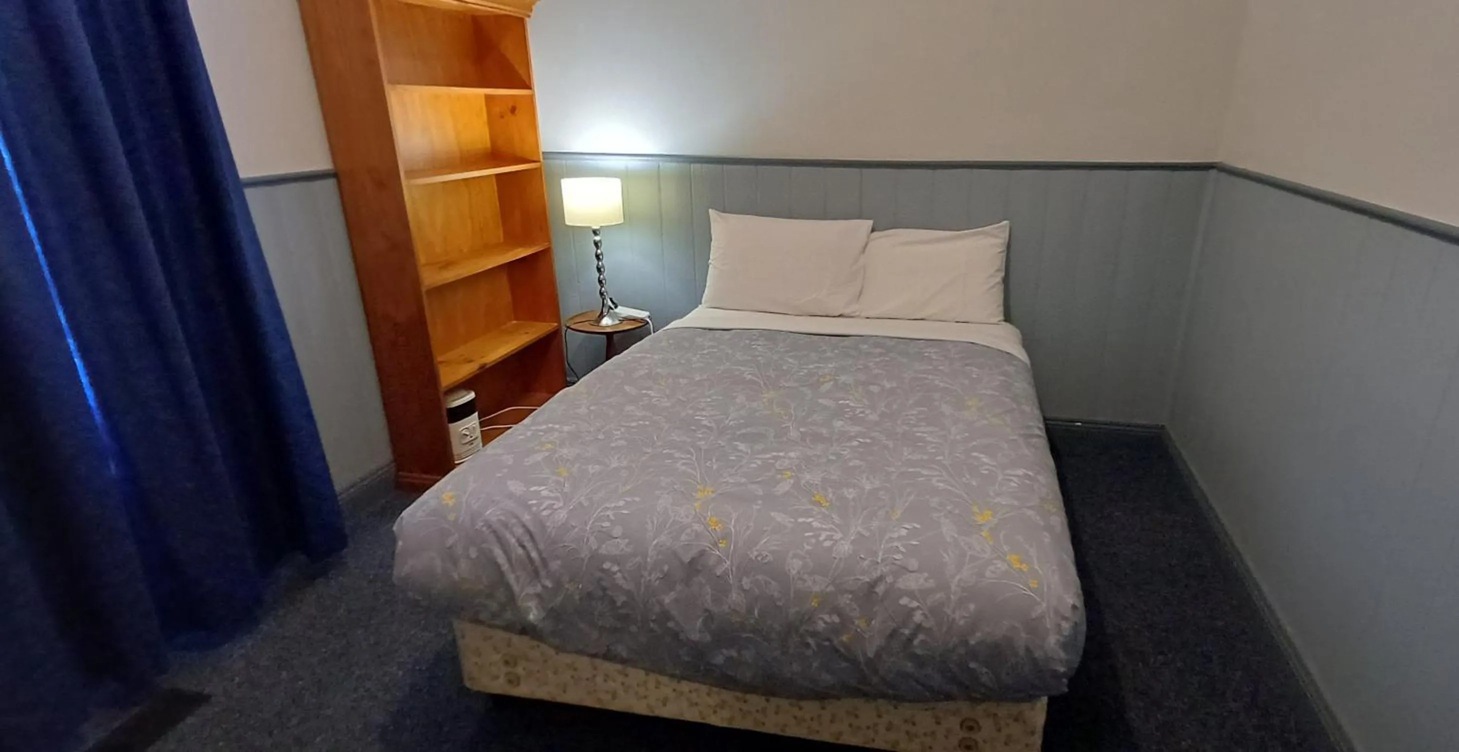 Bedroom, Bed in Bristol Hill Motor Inn