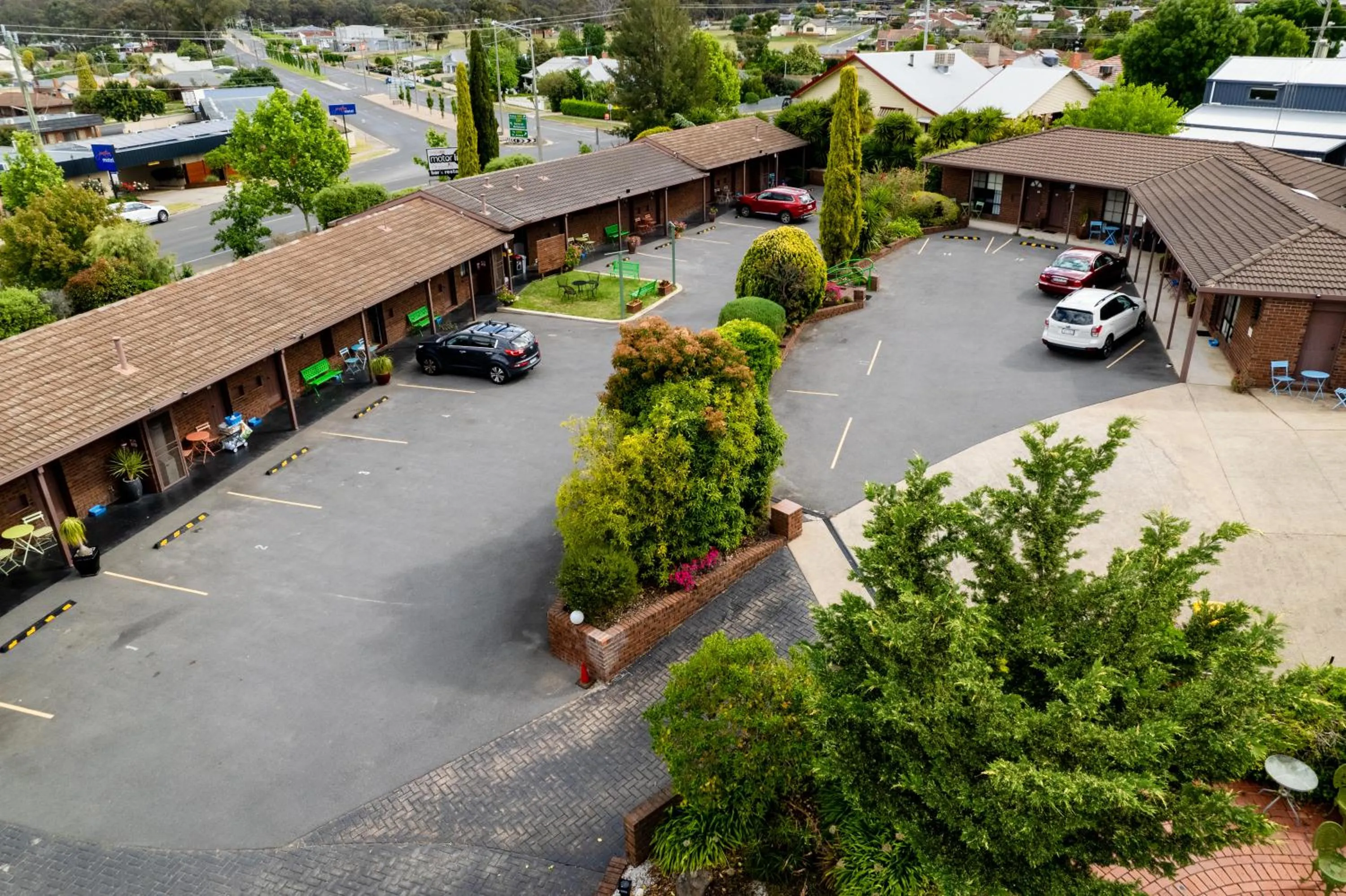 Property building in Bristol Hill Motor Inn