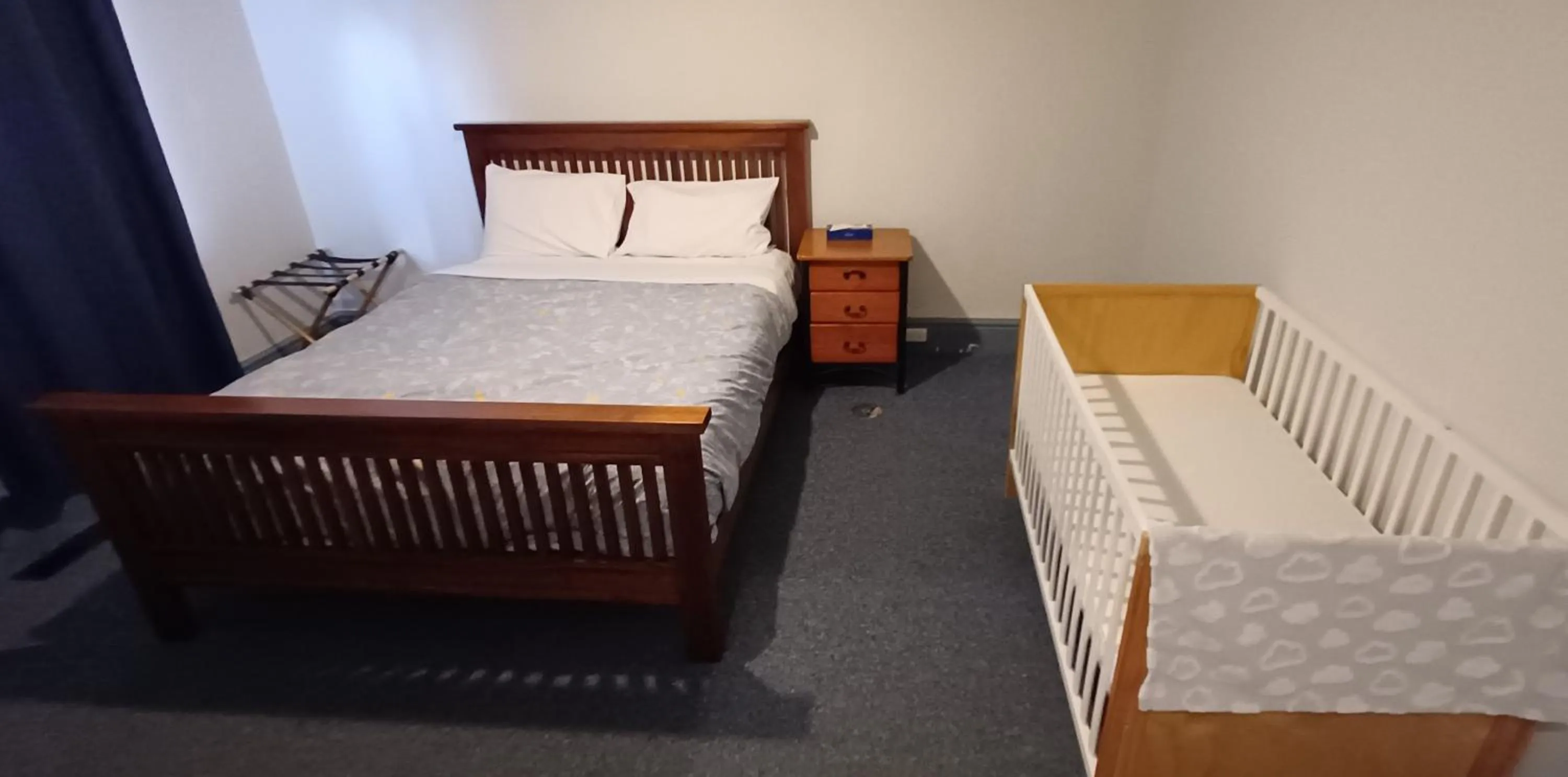 Bedroom, Bed in Bristol Hill Motor Inn