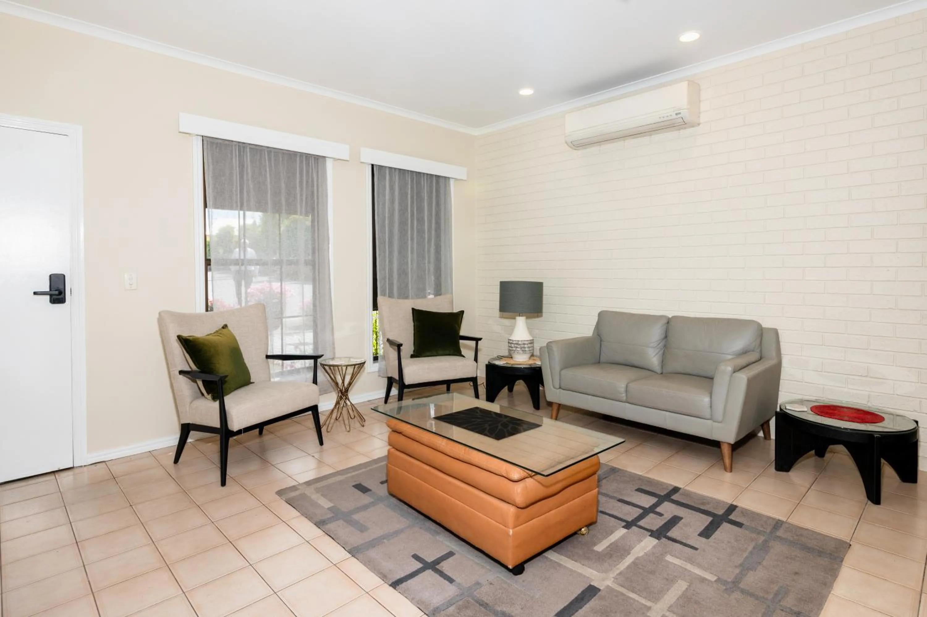 Living room in Bristol Hill Motor Inn