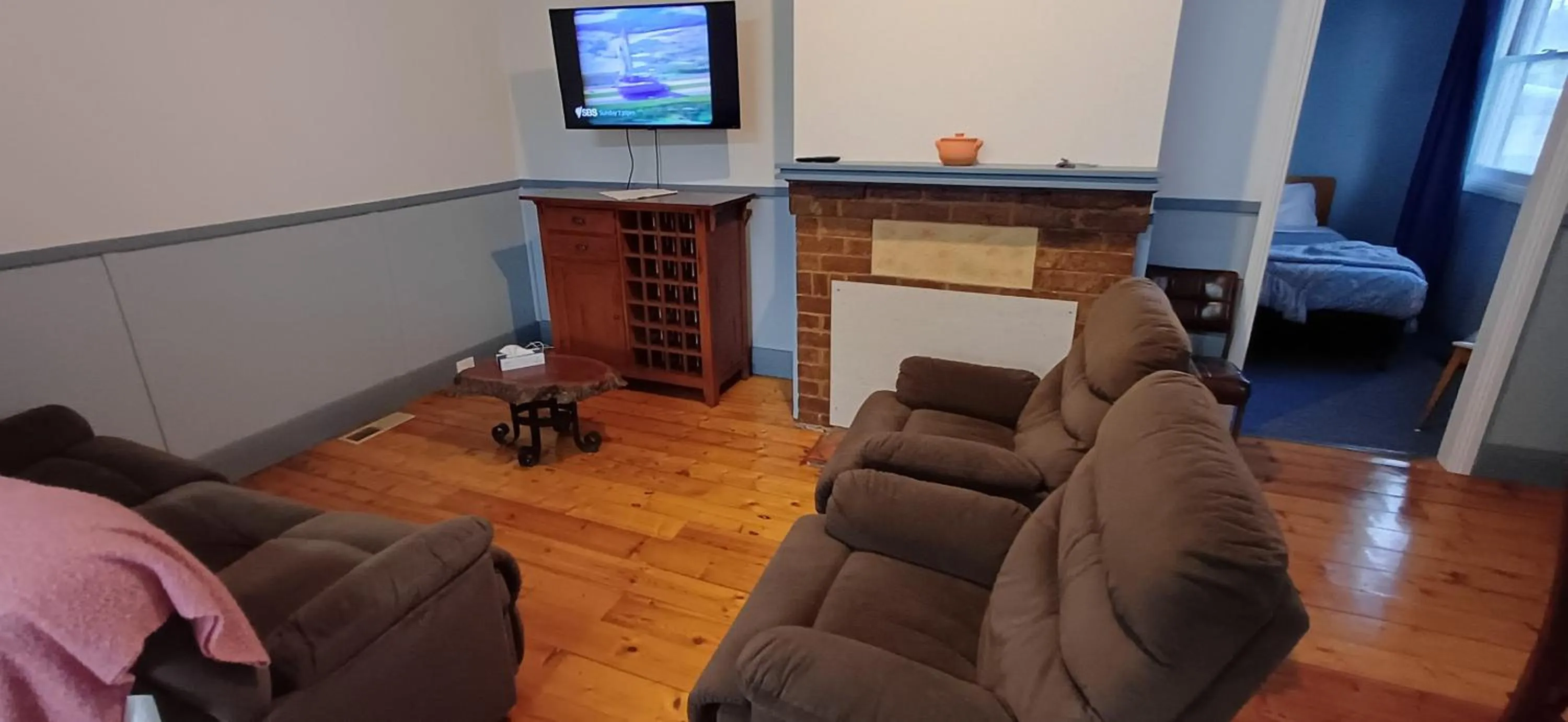 Seating area in Bristol Hill Motor Inn