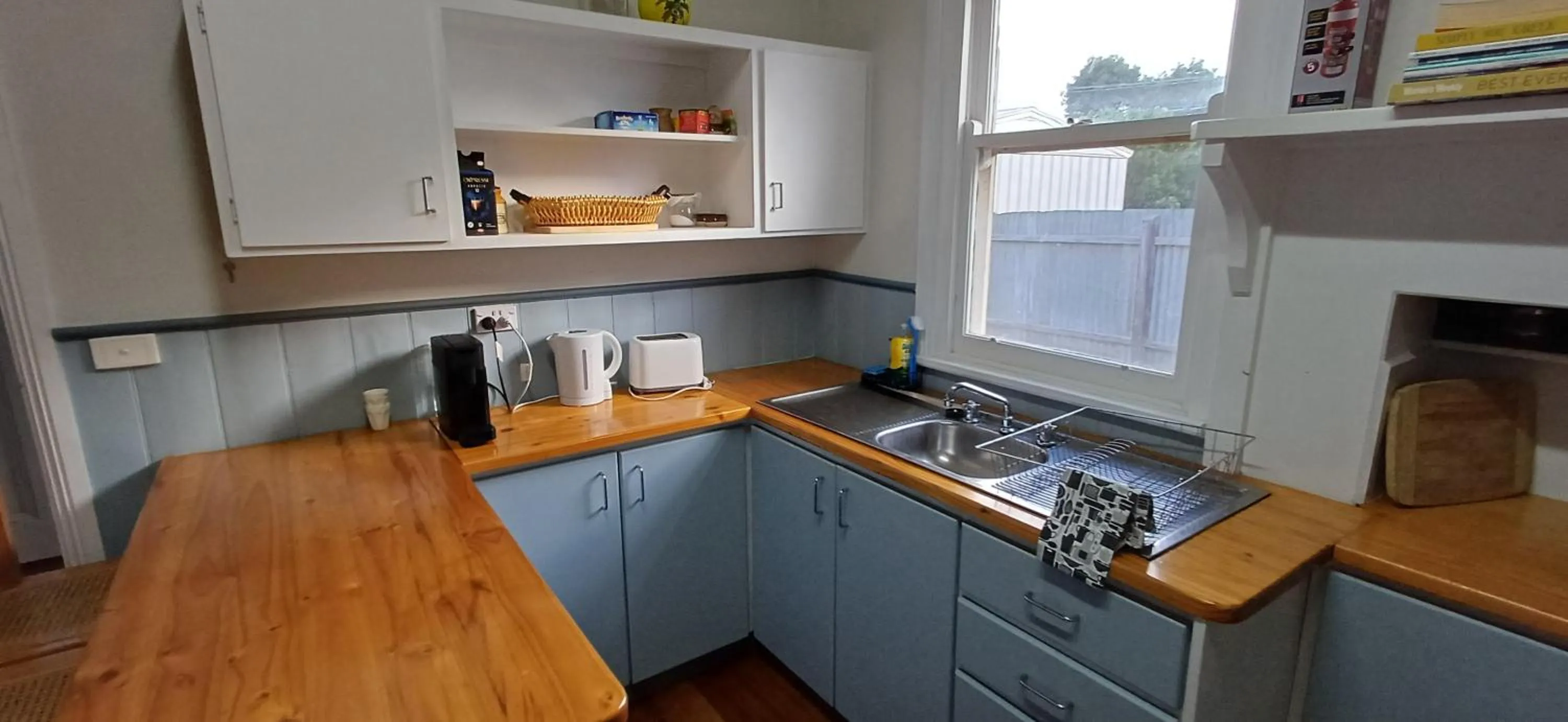 Kitchen or kitchenette in Bristol Hill Motor Inn