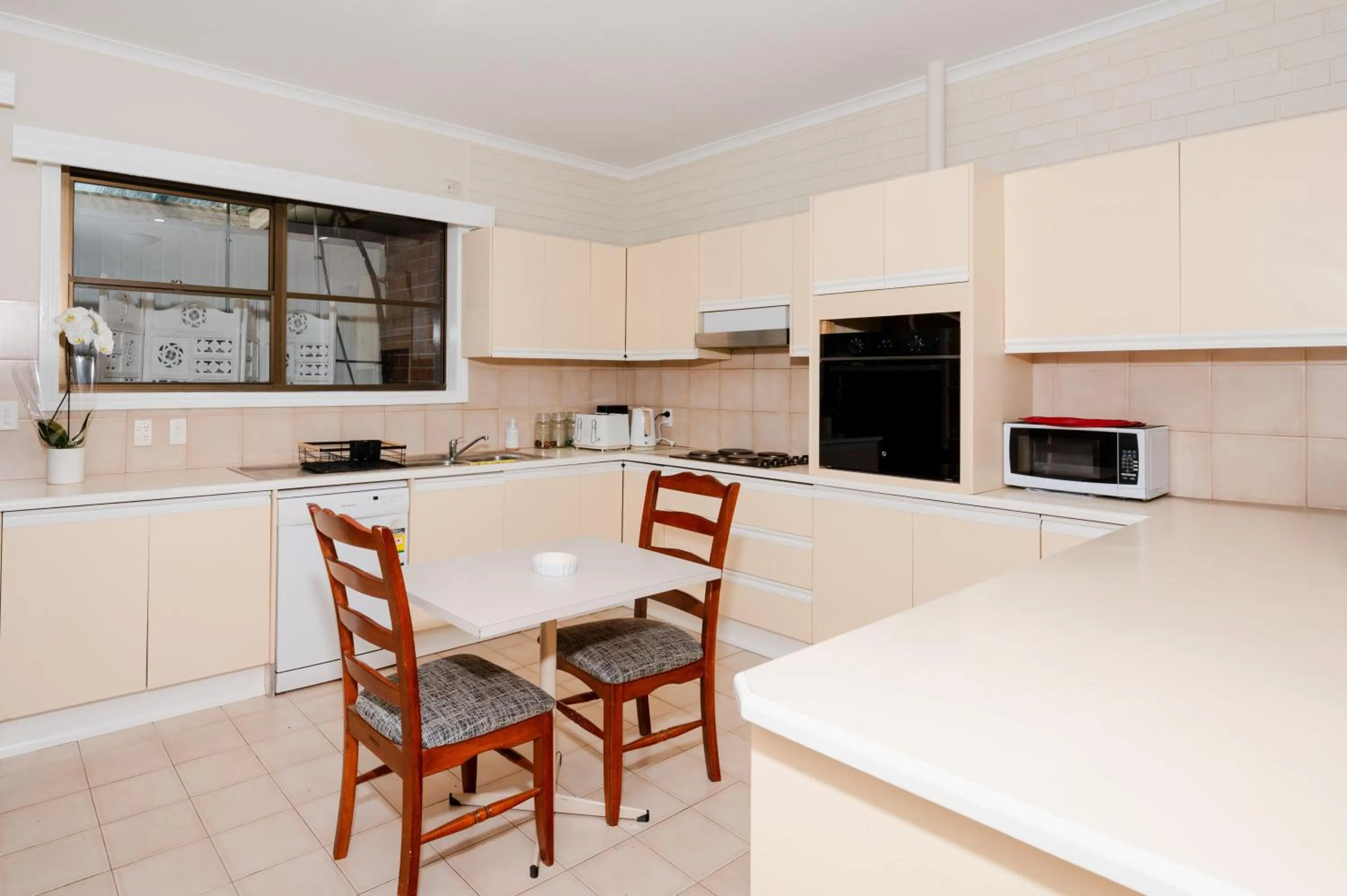 Living room in Bristol Hill Motor Inn