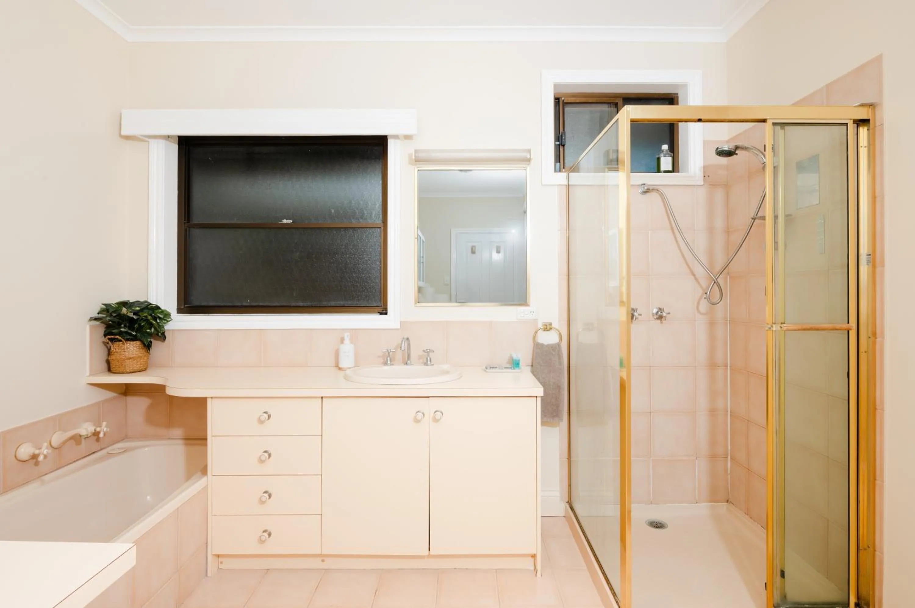 Bathroom in Bristol Hill Motor Inn