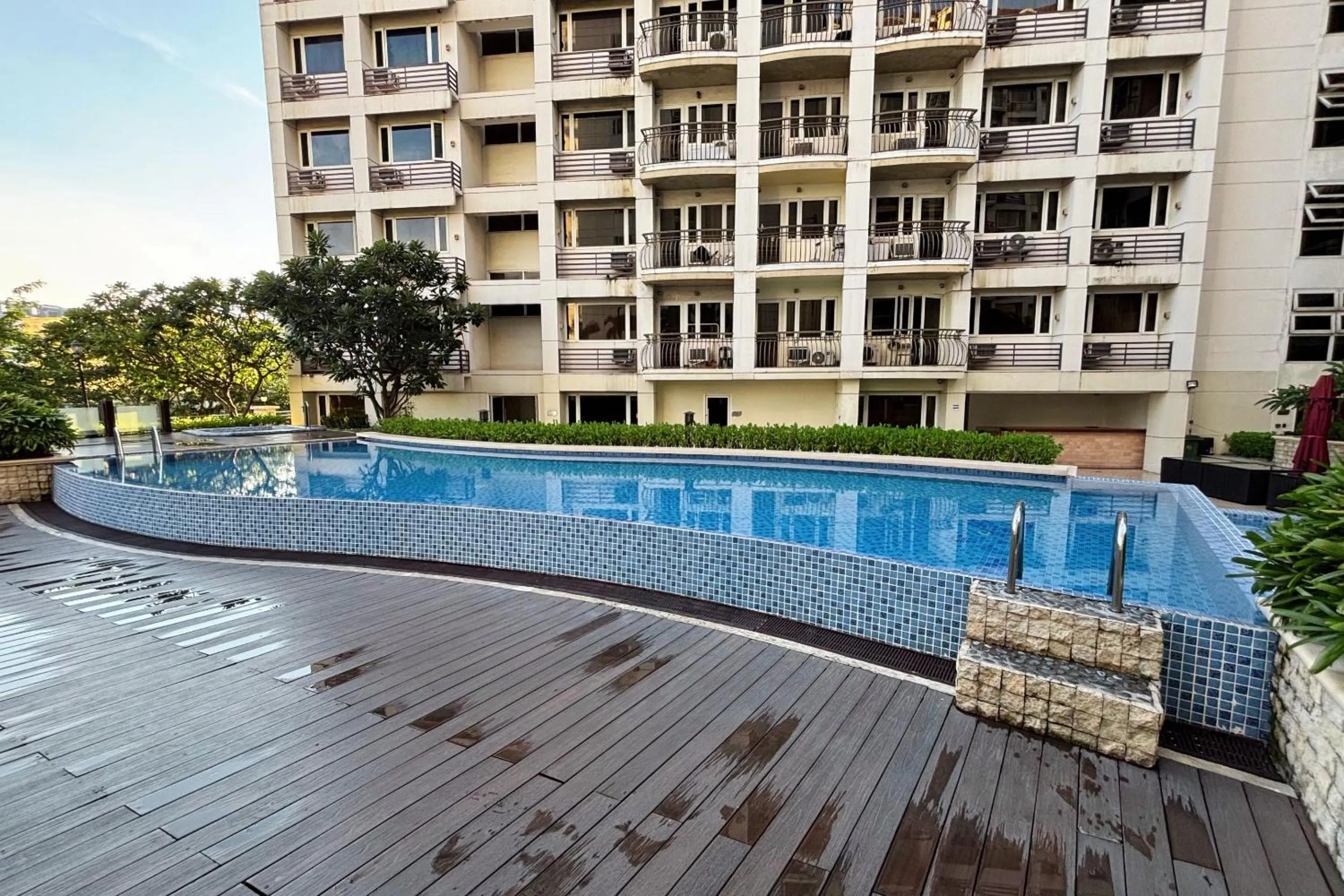 Swimming pool in Extremeli Suites