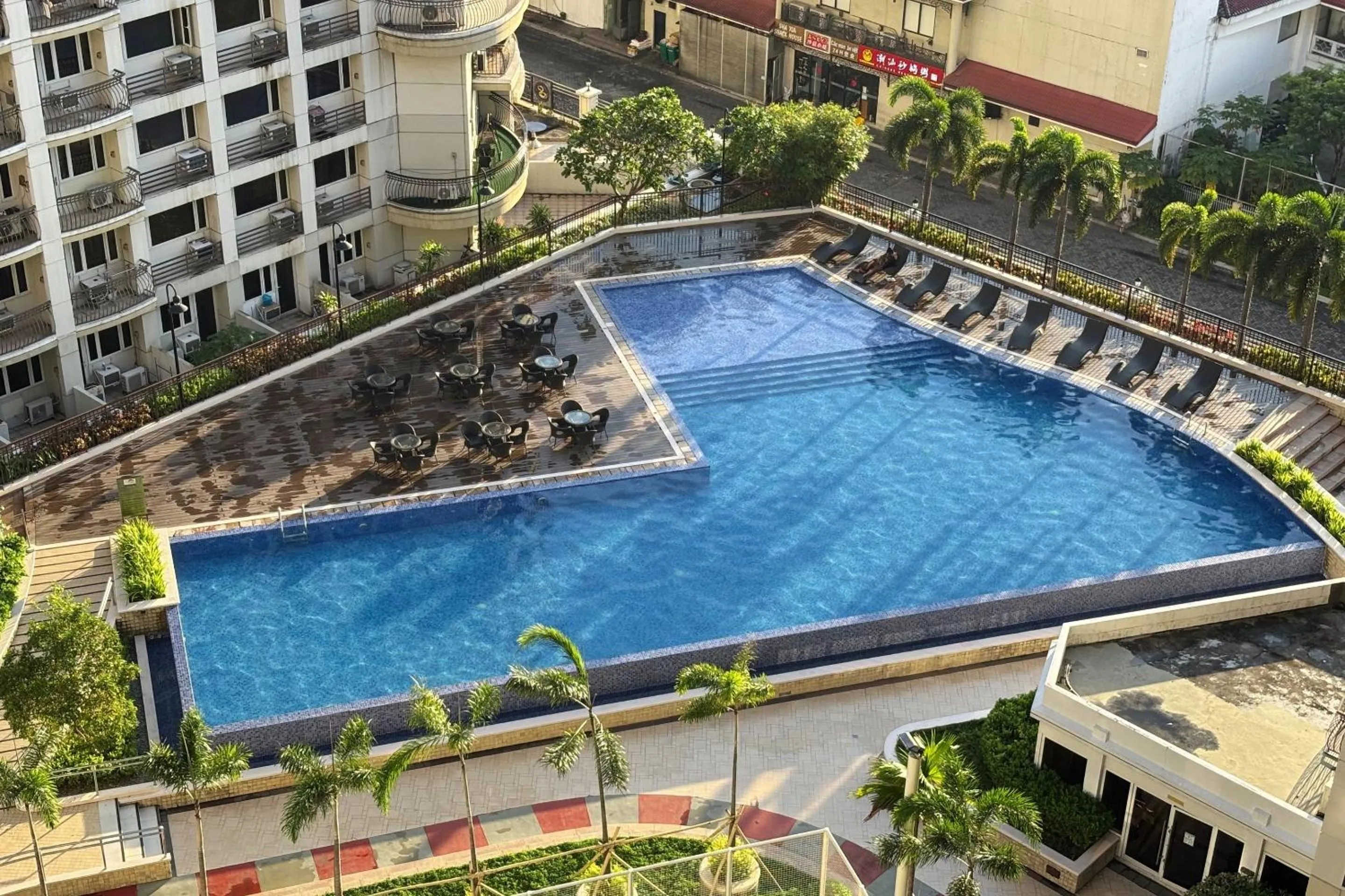 Swimming pool in Extremeli Suites