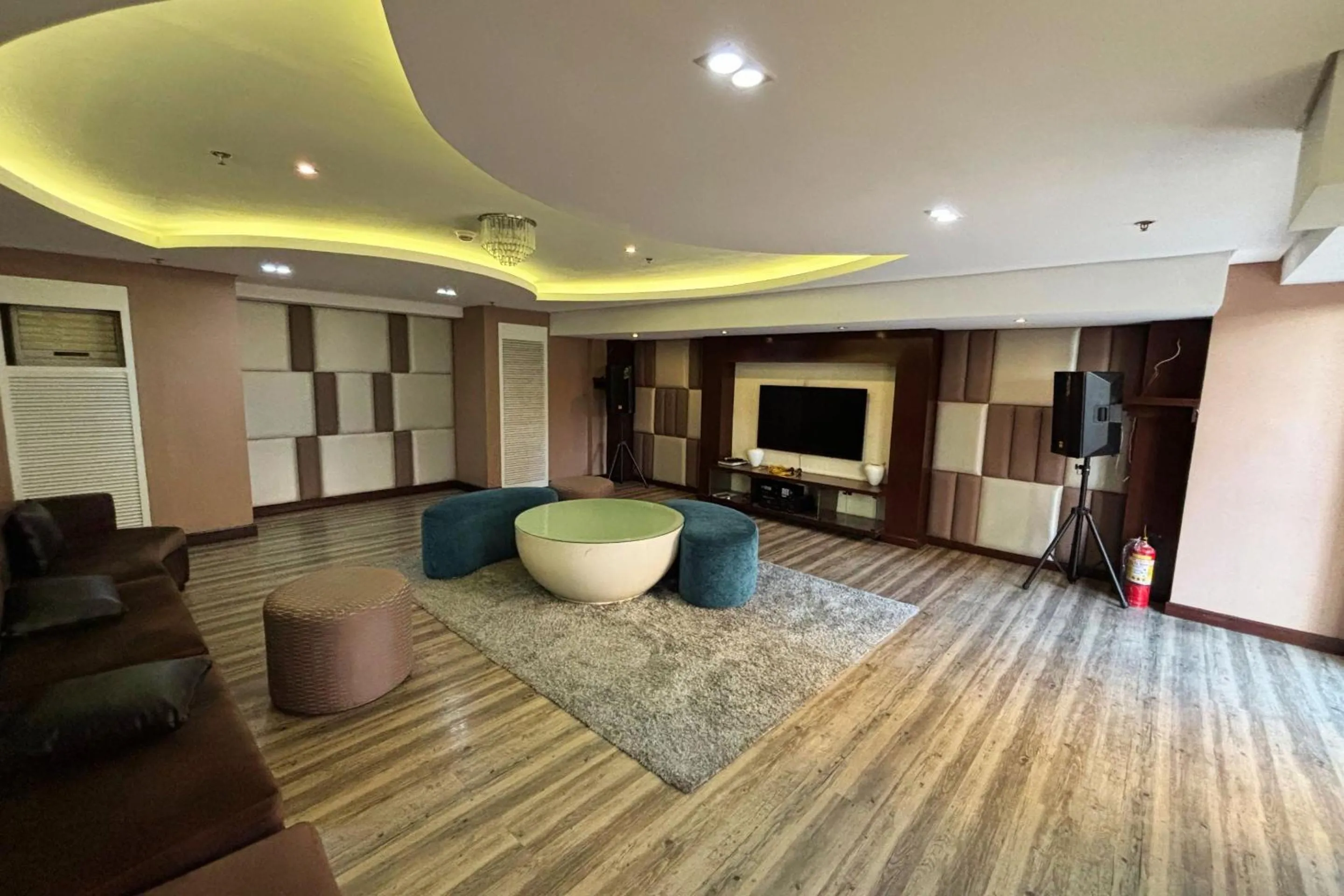 Communal lounge/ TV room in Extremeli Suites