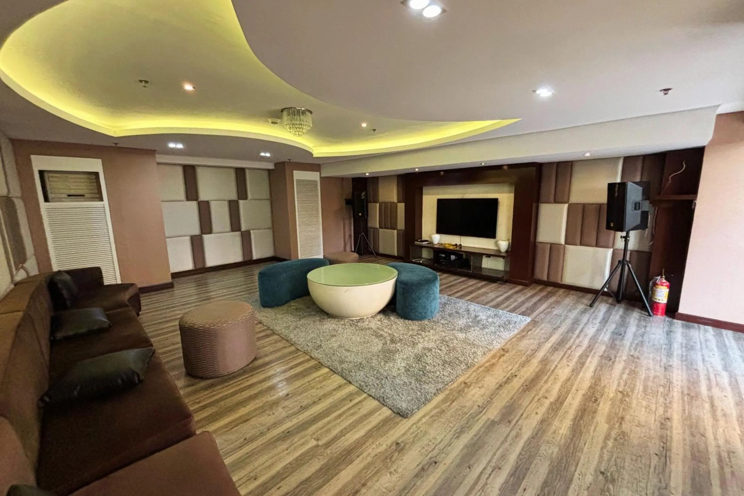 Communal lounge/ TV room in Extremeli Suites