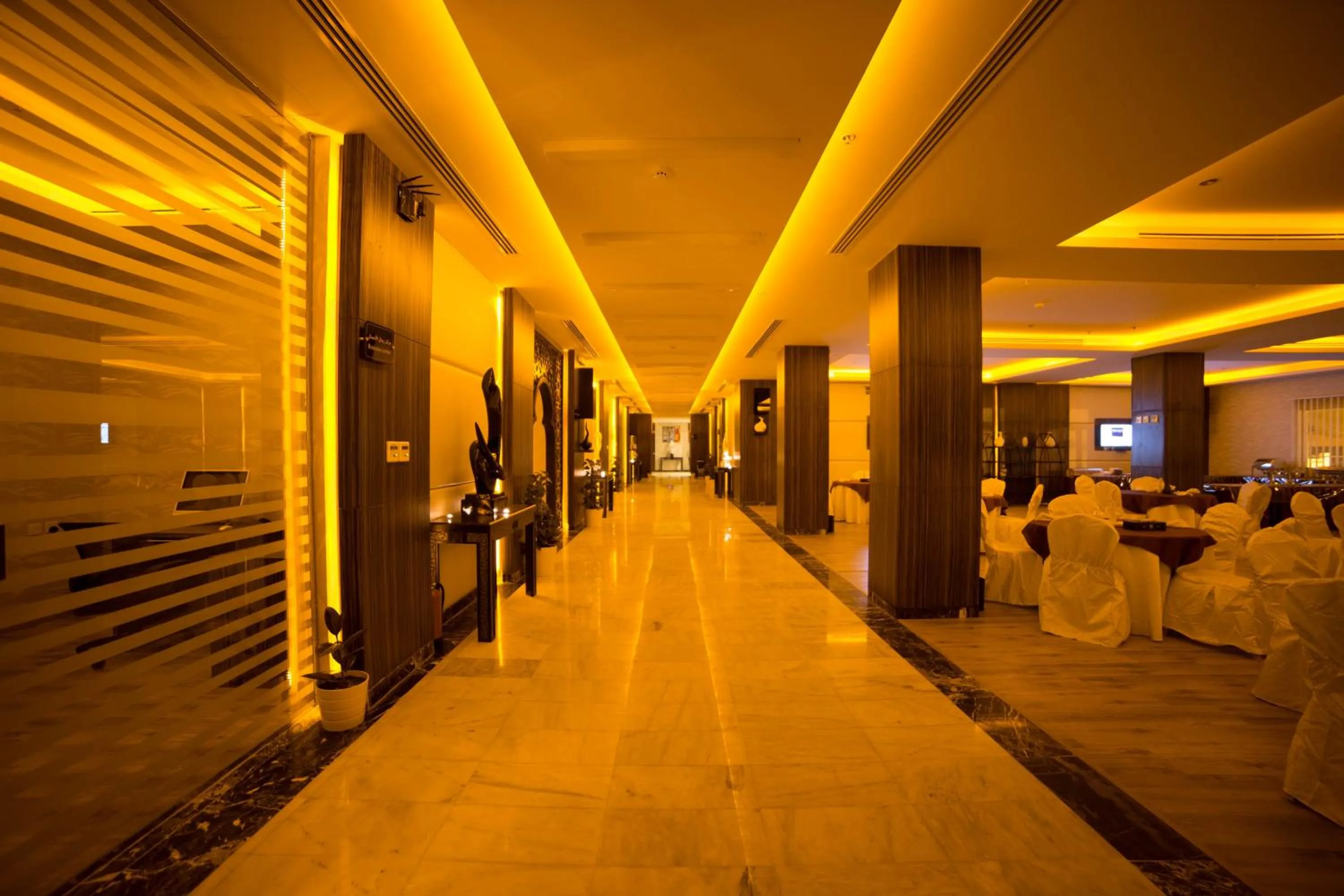 Restaurant/places to eat in رؤوم إن للشقق الفندقية-Raoum Inn Hotel Apartments