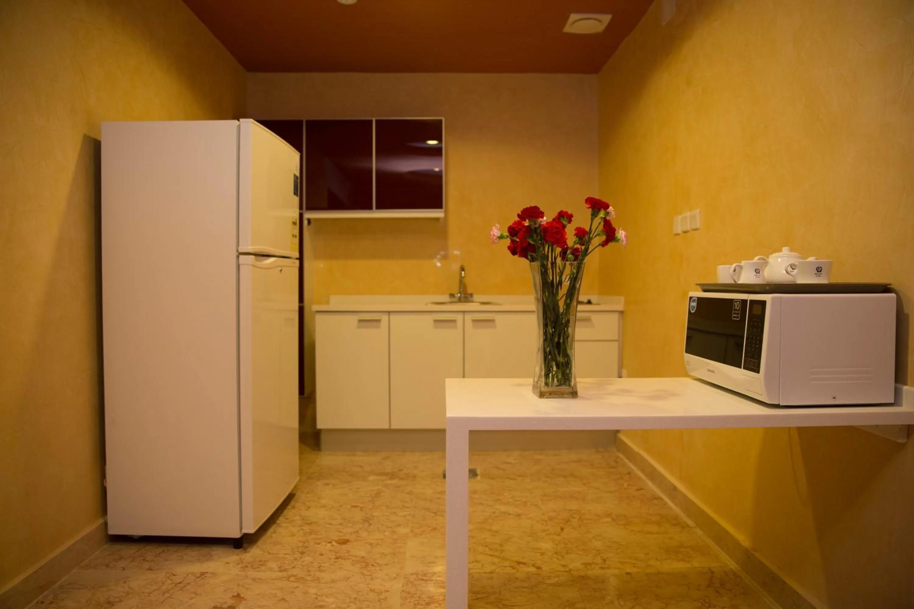 Kitchen or kitchenette in رؤوم إن للشقق الفندقية-Raoum Inn Hotel Apartments