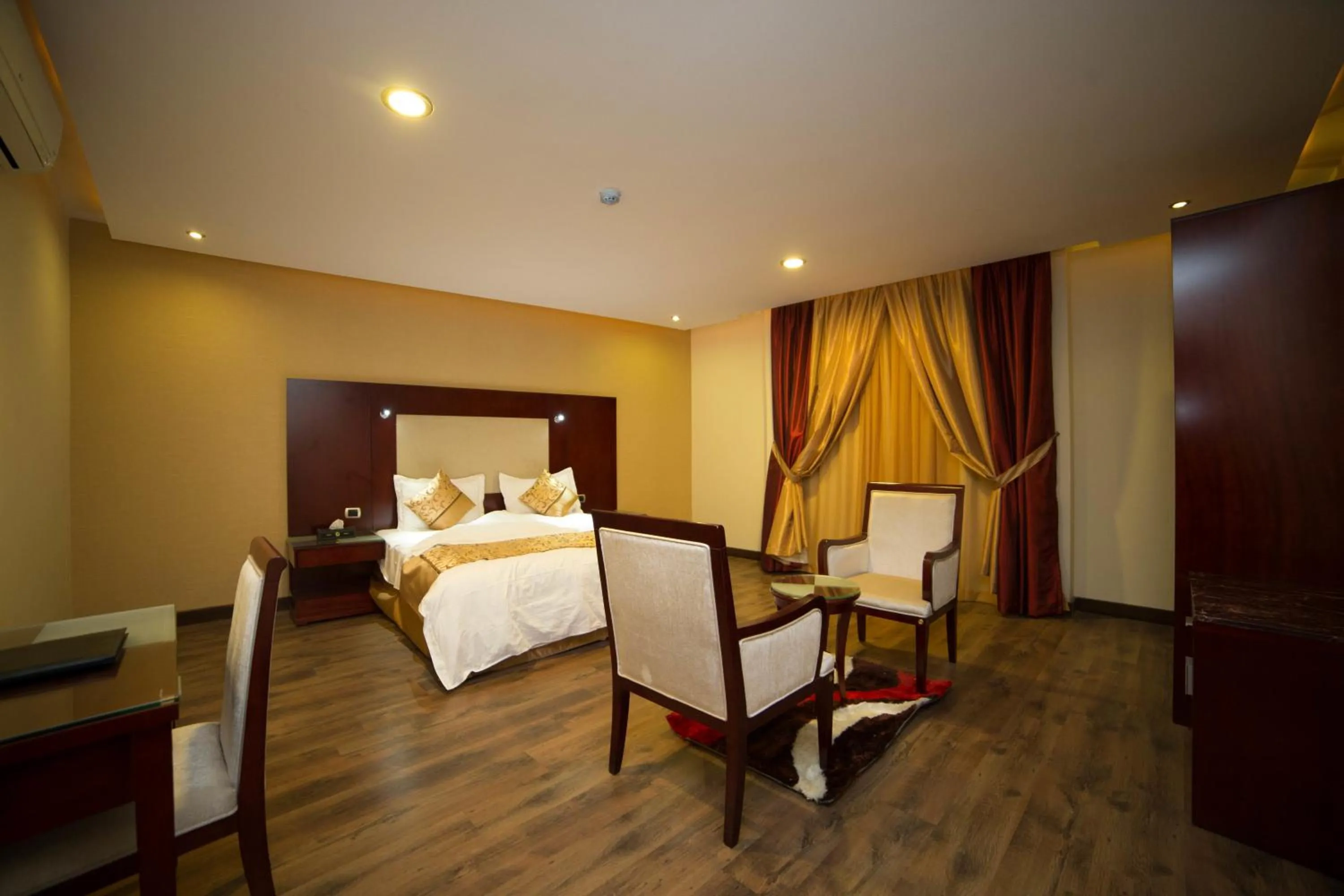 Seating area, Bed in رؤوم إن للشقق الفندقية-Raoum Inn Hotel Apartments