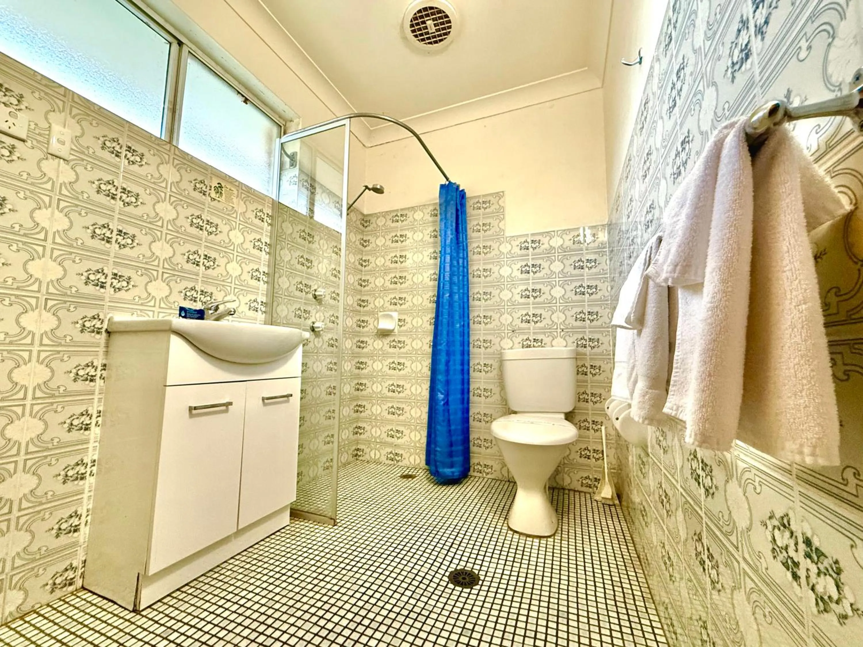 Bathroom in Crown Motel Wellington