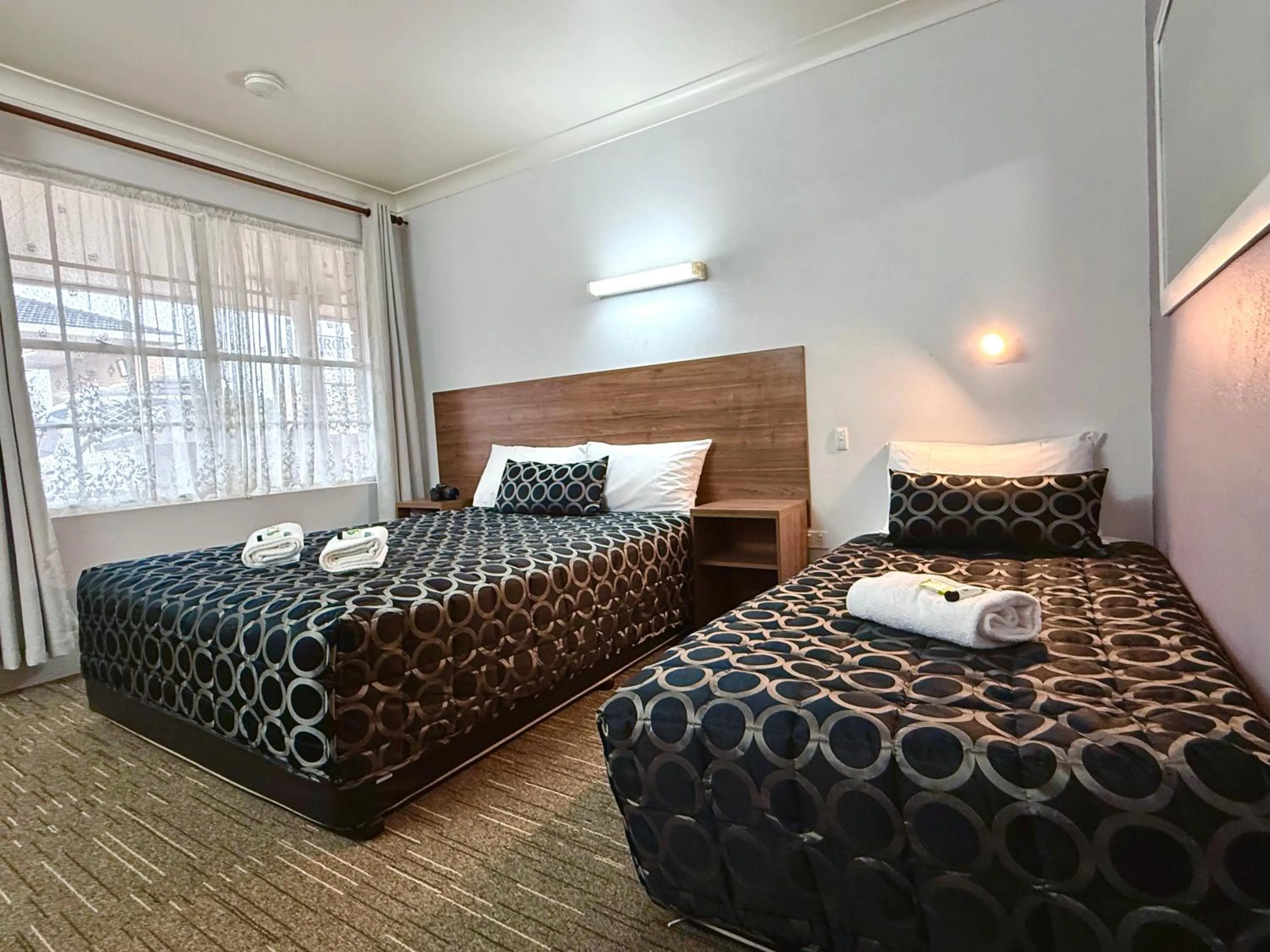 Bedroom, Bed in Crown Motel Wellington