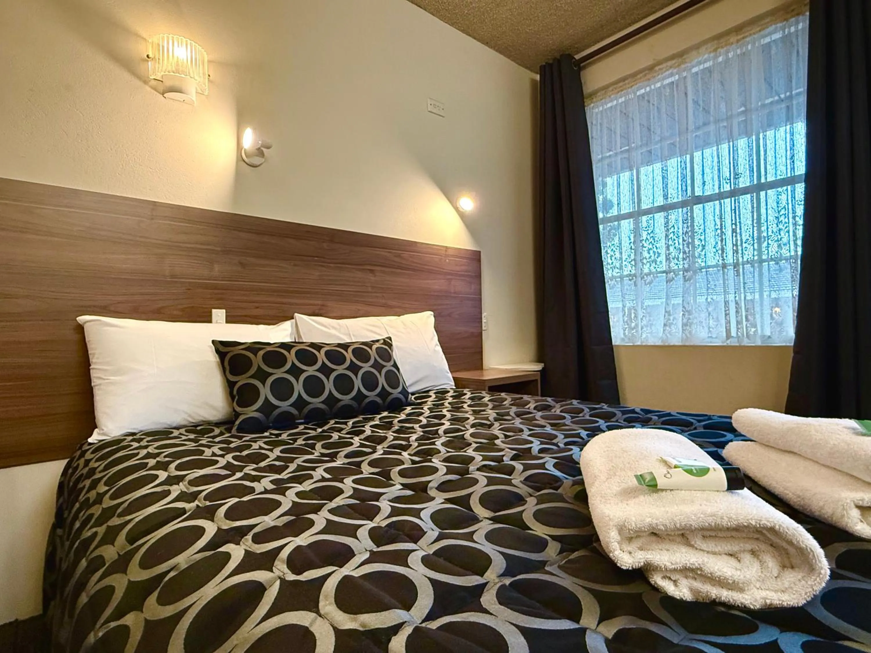 Bedroom, Bed in Crown Motel Wellington