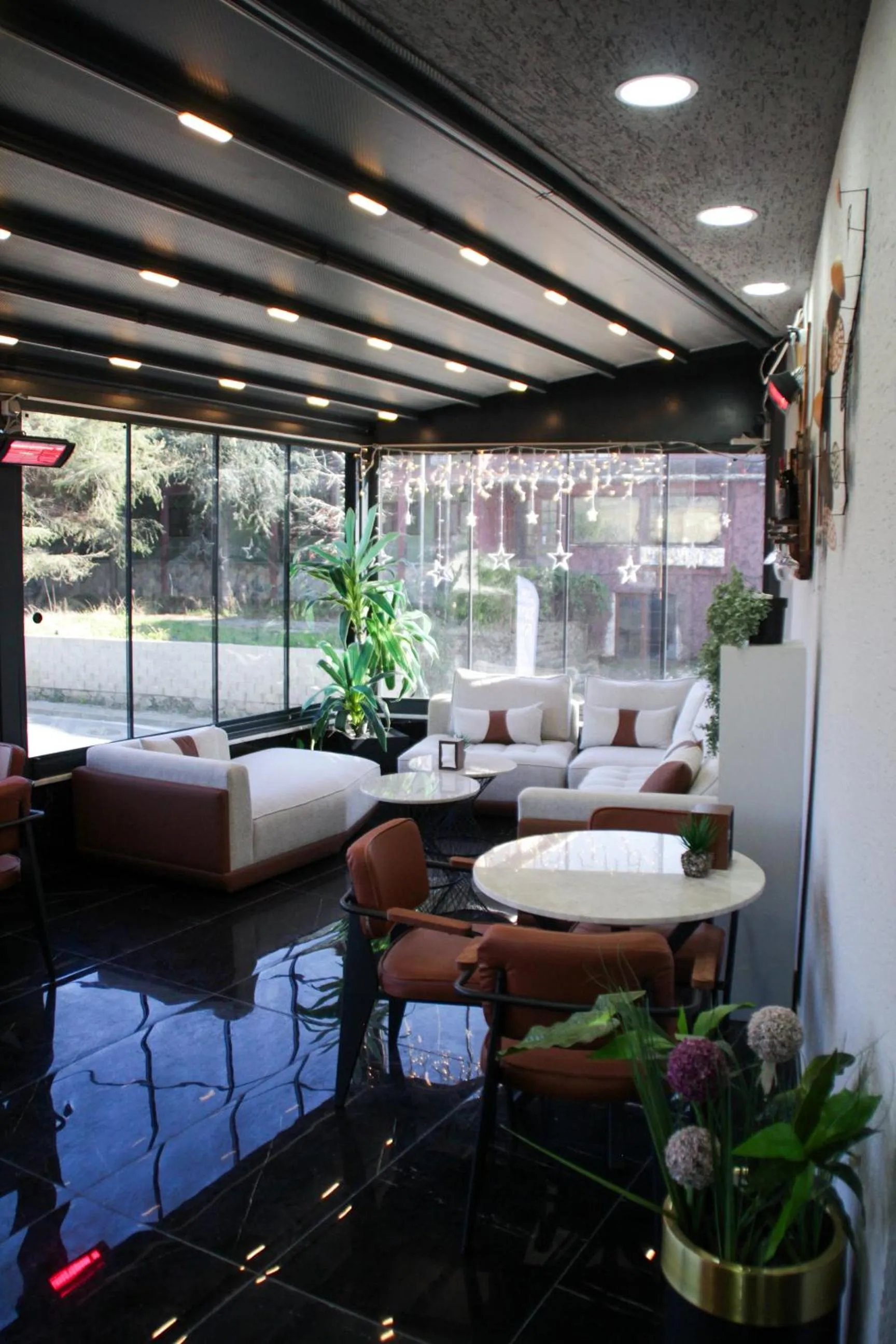 Restaurant/places to eat in Bohem Hotel