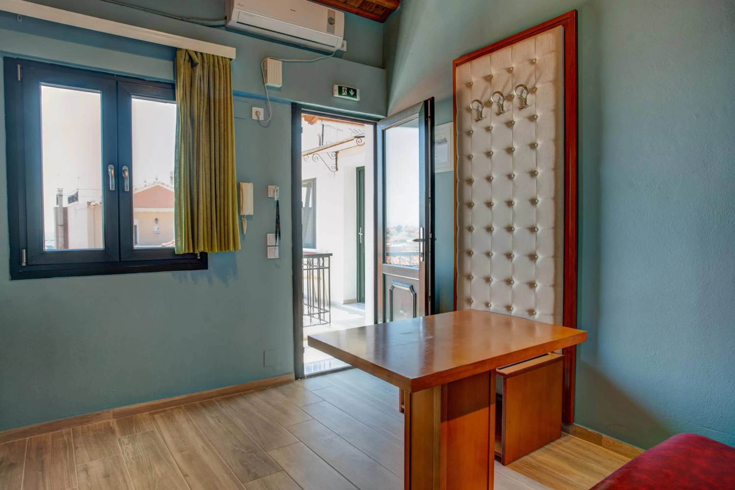 Dining area in Heliotrope The Studios