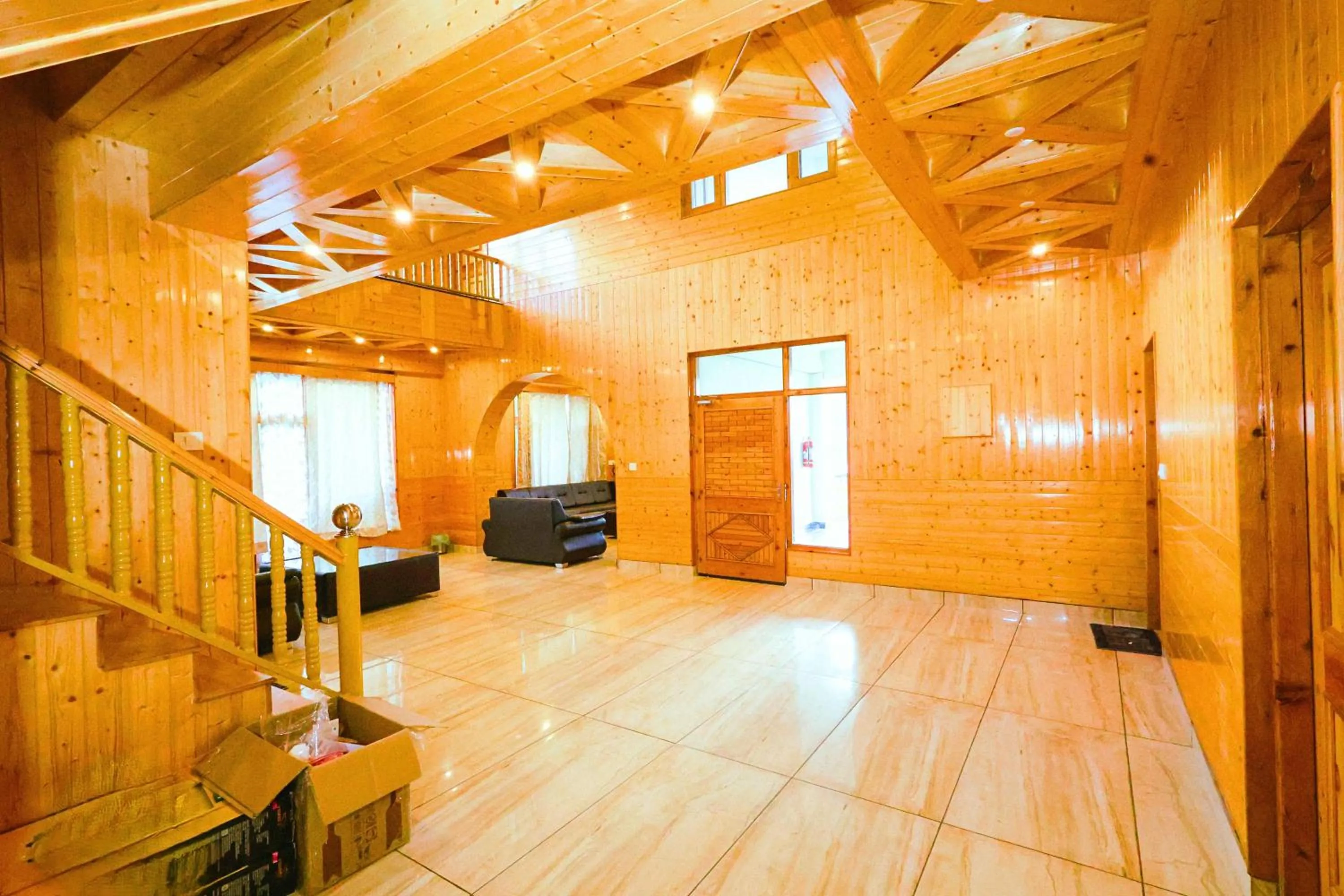 Communal lounge/ TV room in WANDER THRIVES INN By Ads Manali