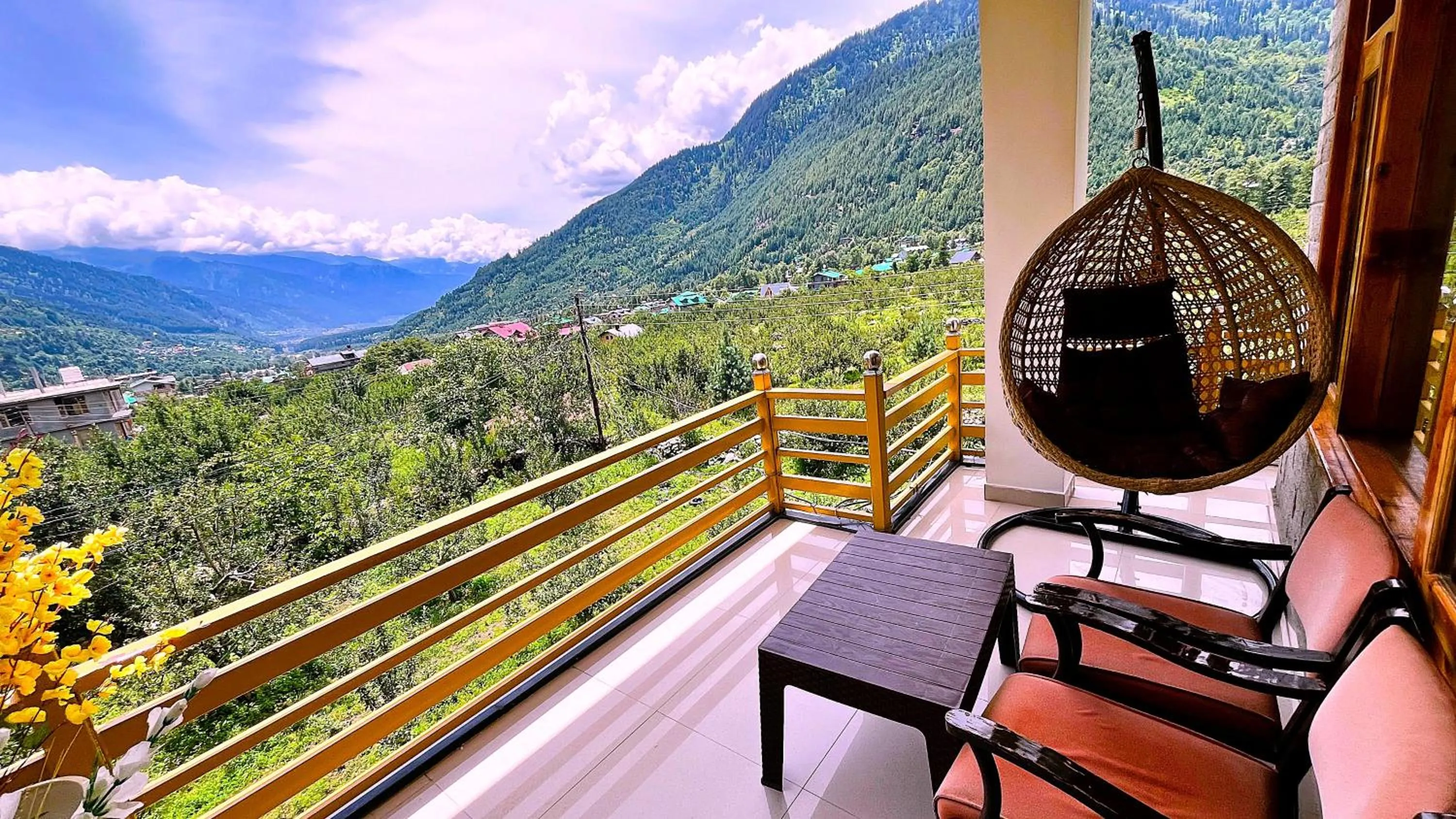 Inner courtyard view in WANDER THRIVES INN By Ads Manali