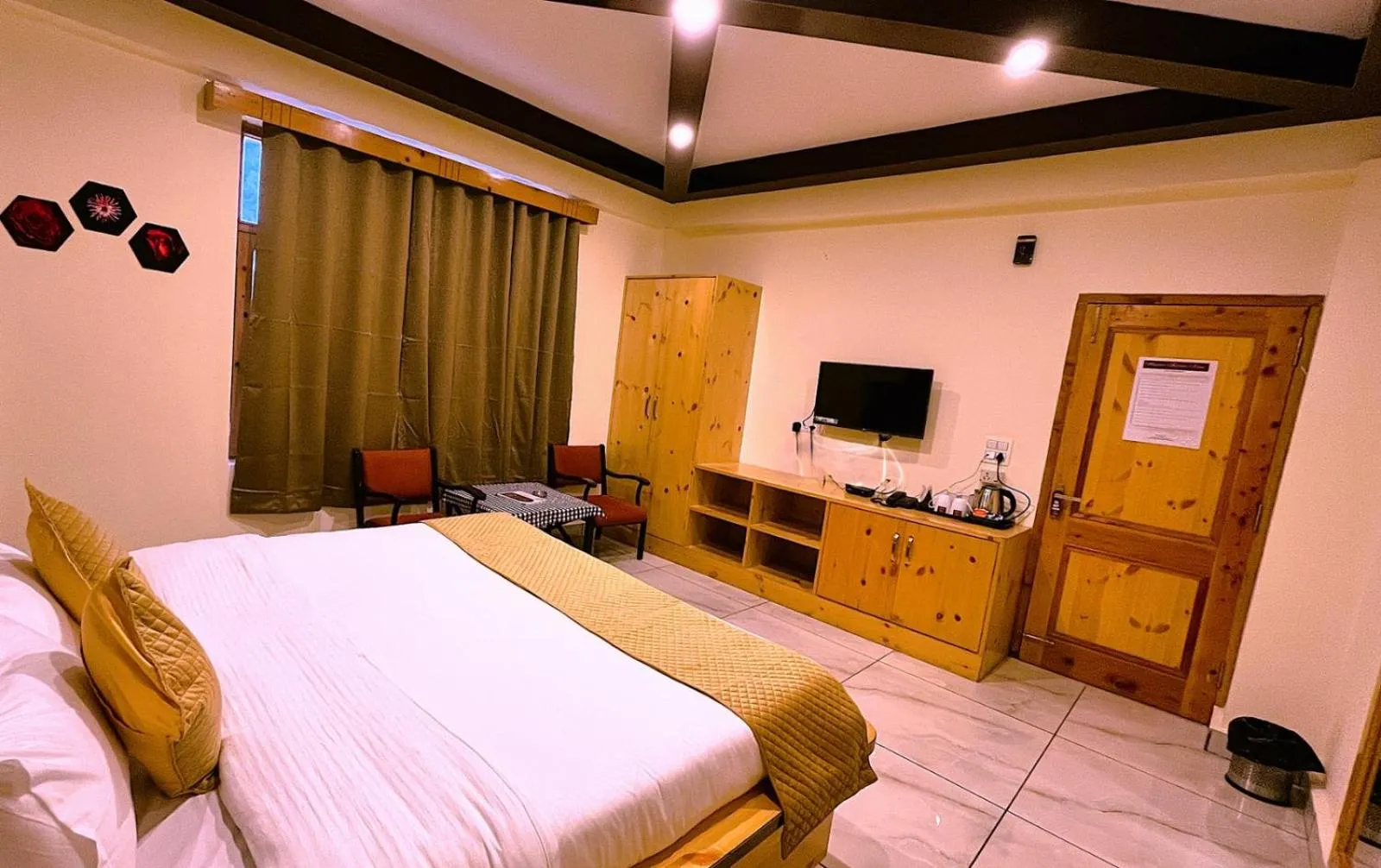 TV and multimedia in WANDER THRIVES INN By Ads Manali