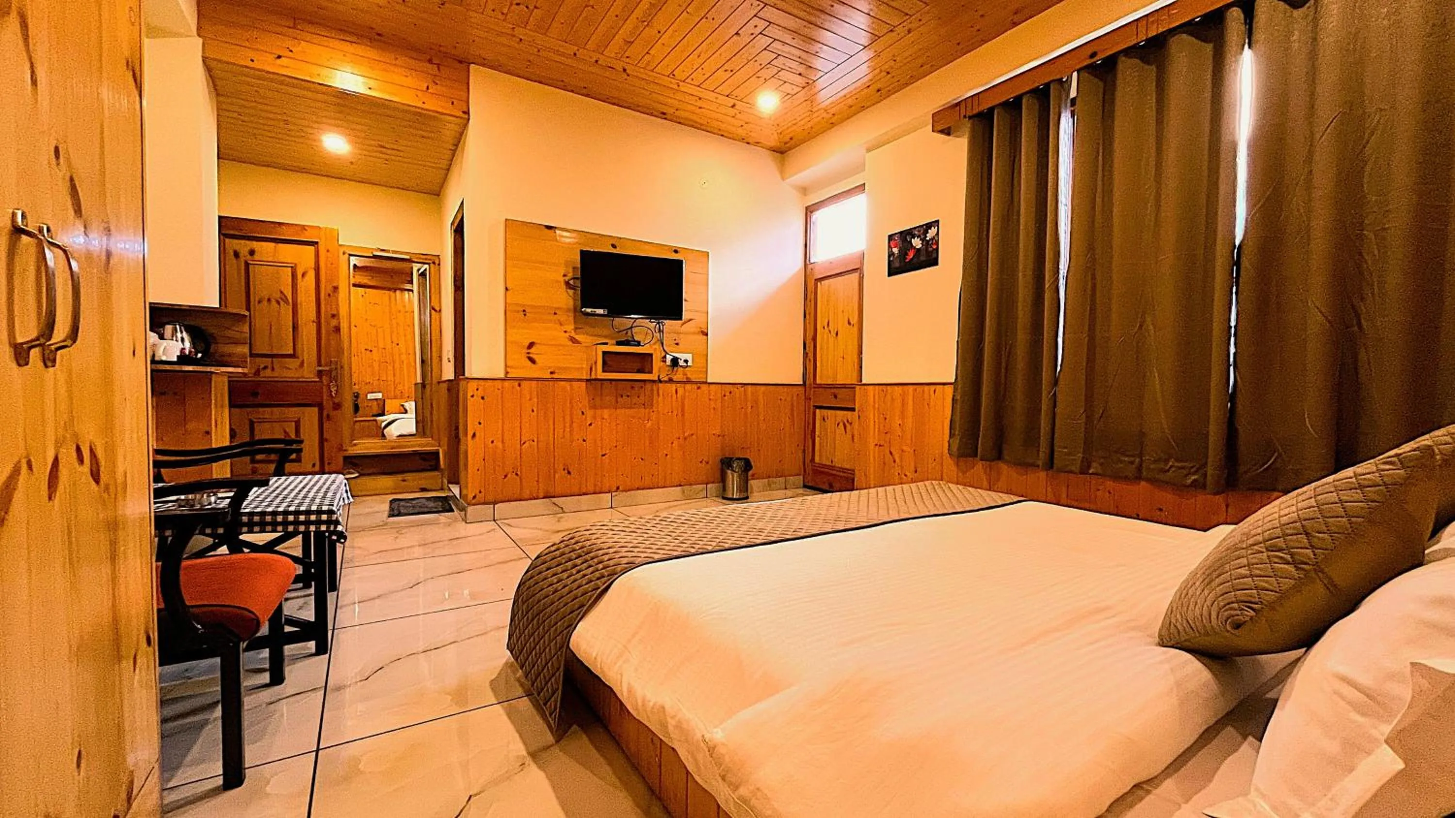 Photo of the whole room in WANDER THRIVES INN By Ads Manali