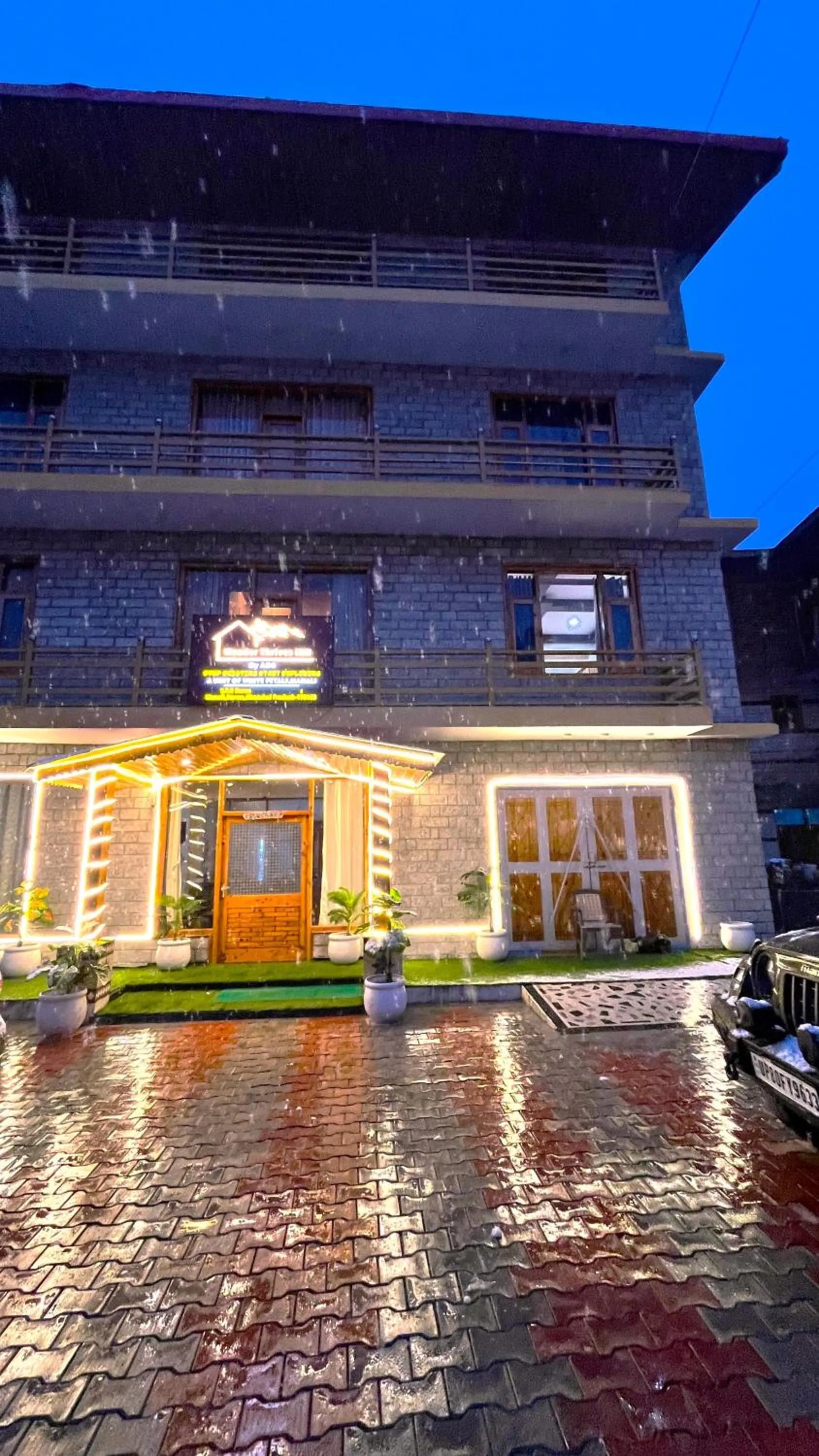 Property building in WANDER THRIVES INN By Ads Manali