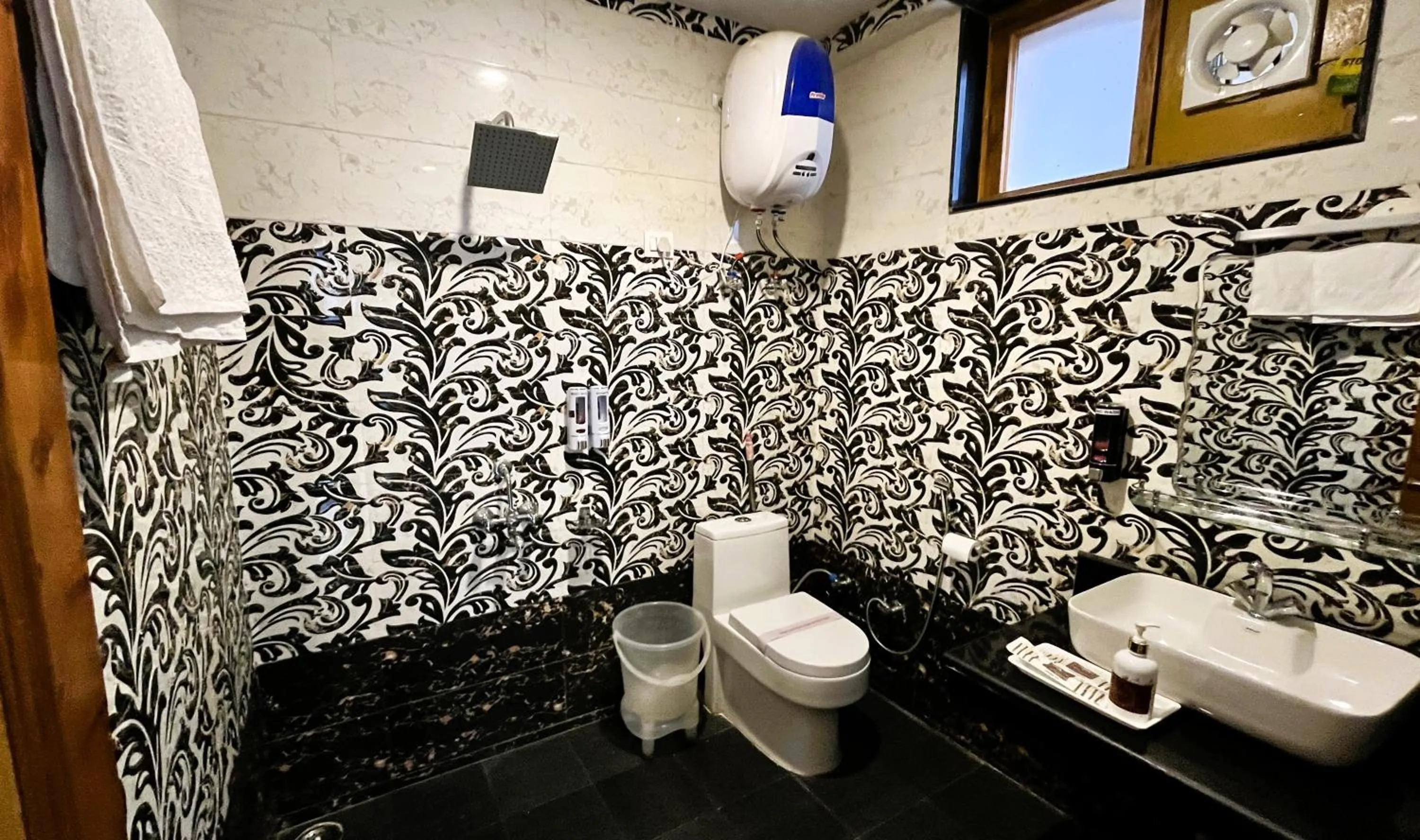 Shower in WANDER THRIVES INN By Ads Manali