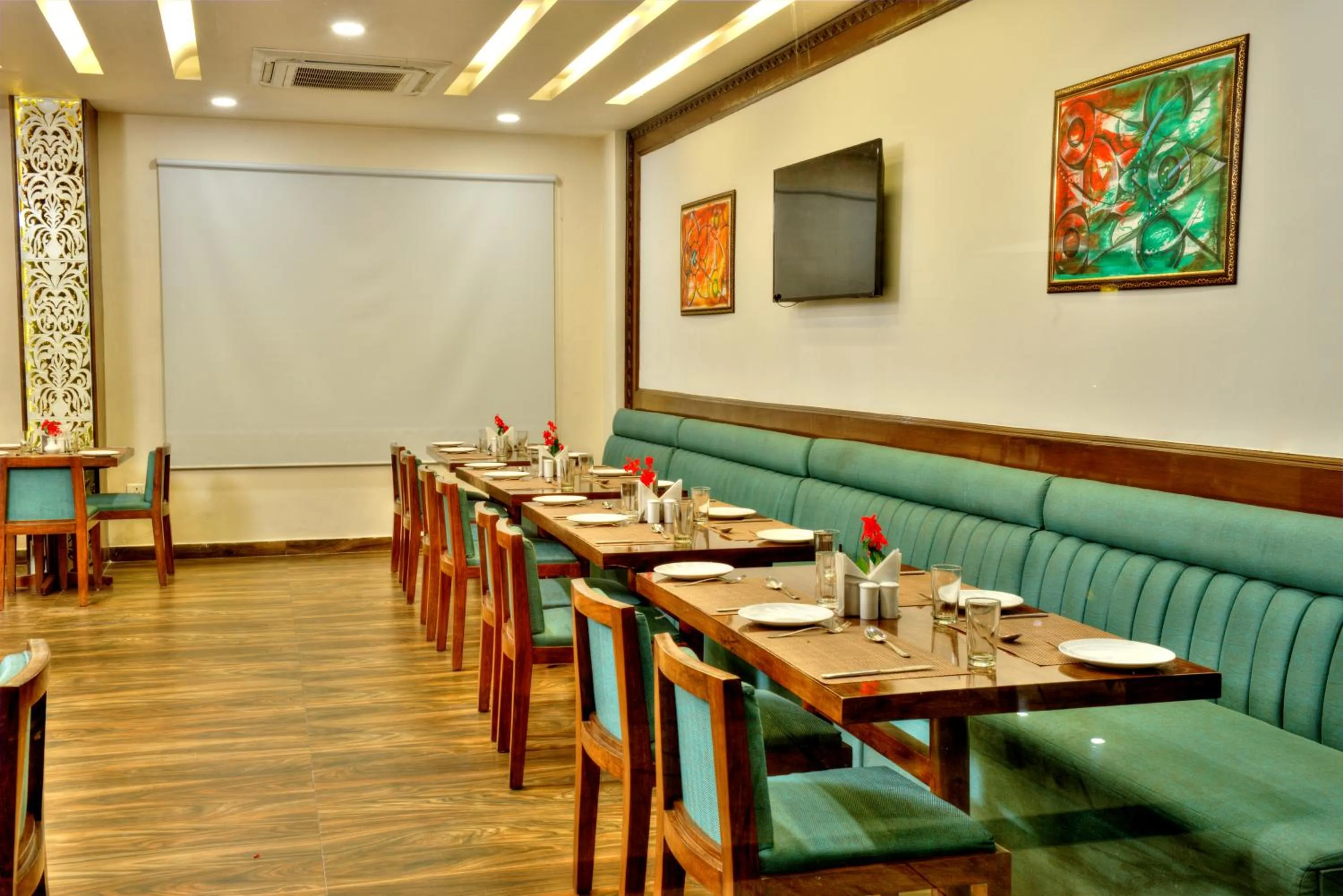 Restaurant/places to eat in Lemon Tree Hotel, Katra