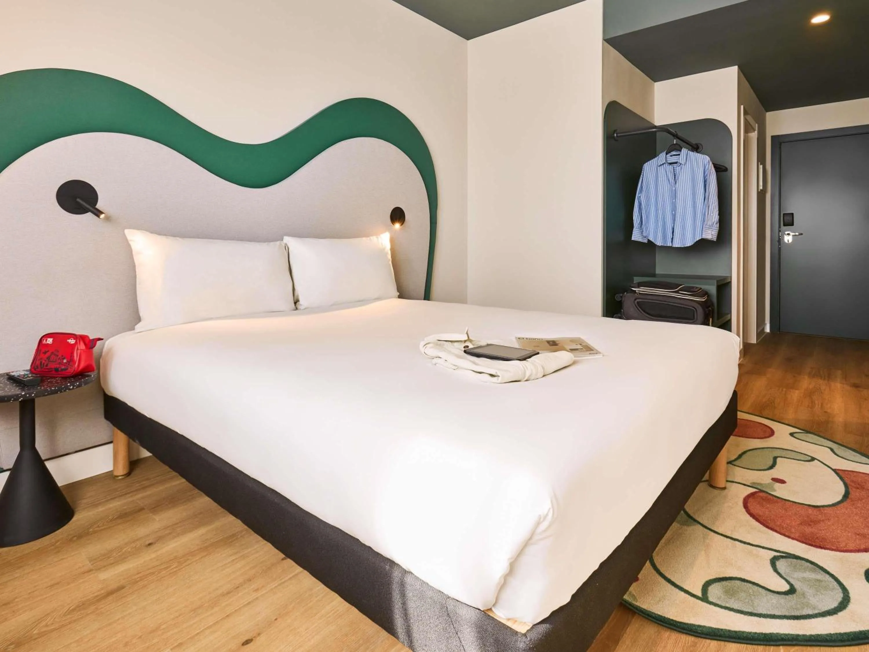Bedroom, Bed in Ibis Styles Madrid Airport Valdebebas
