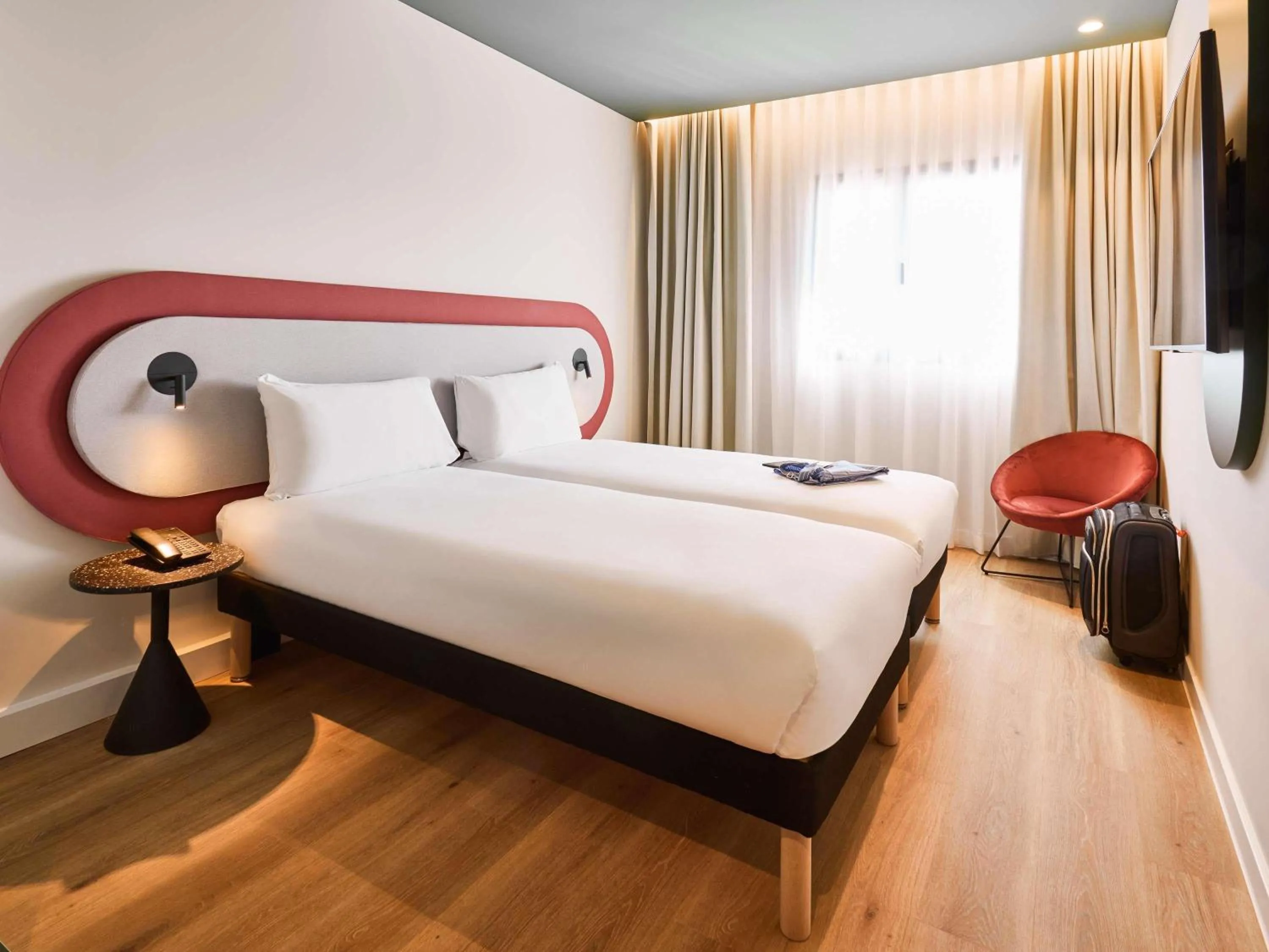Bedroom, Bed in Ibis Styles Madrid Airport Valdebebas