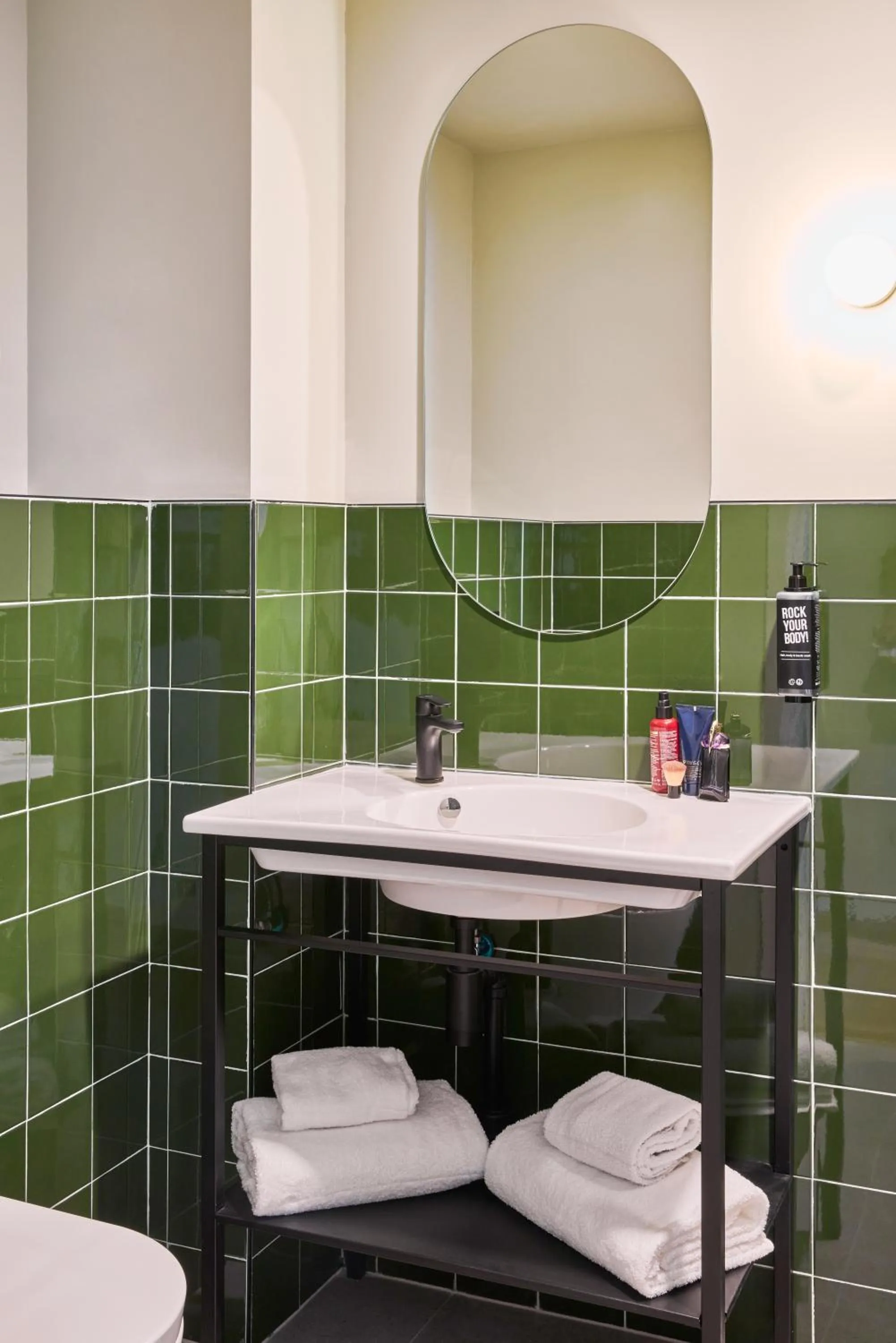 Bathroom in Ibis Styles Madrid Airport Valdebebas