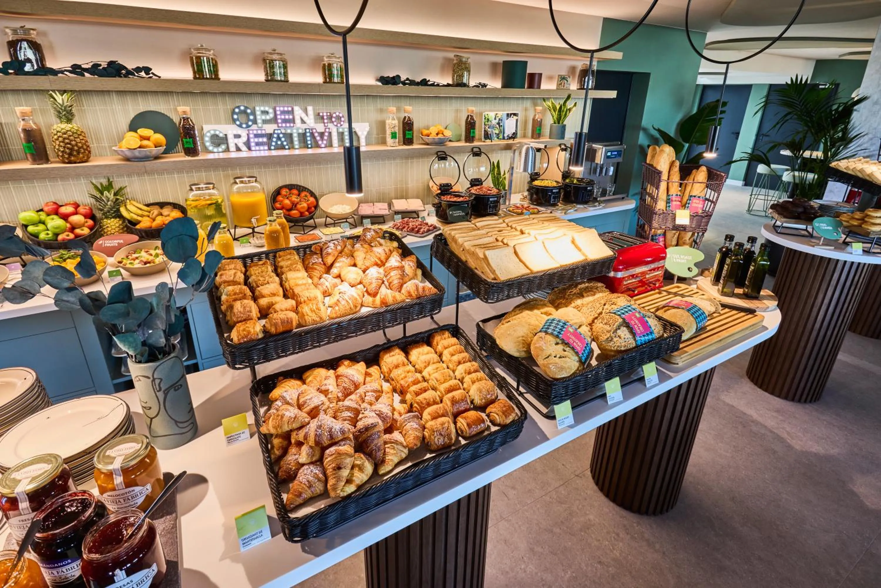 Food and drinks in Ibis Styles Madrid Airport Valdebebas