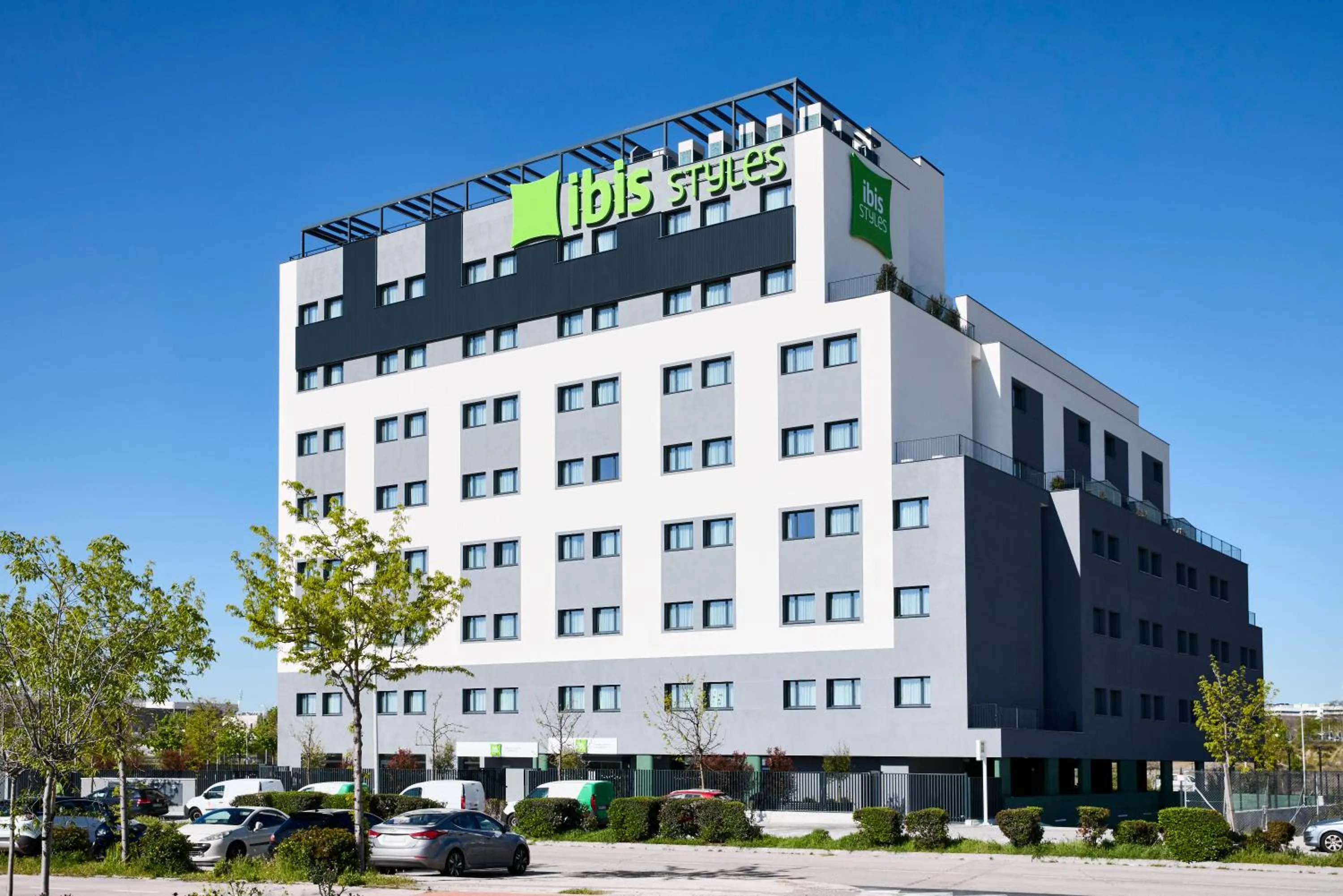 Facade/entrance in Ibis Styles Madrid Airport Valdebebas