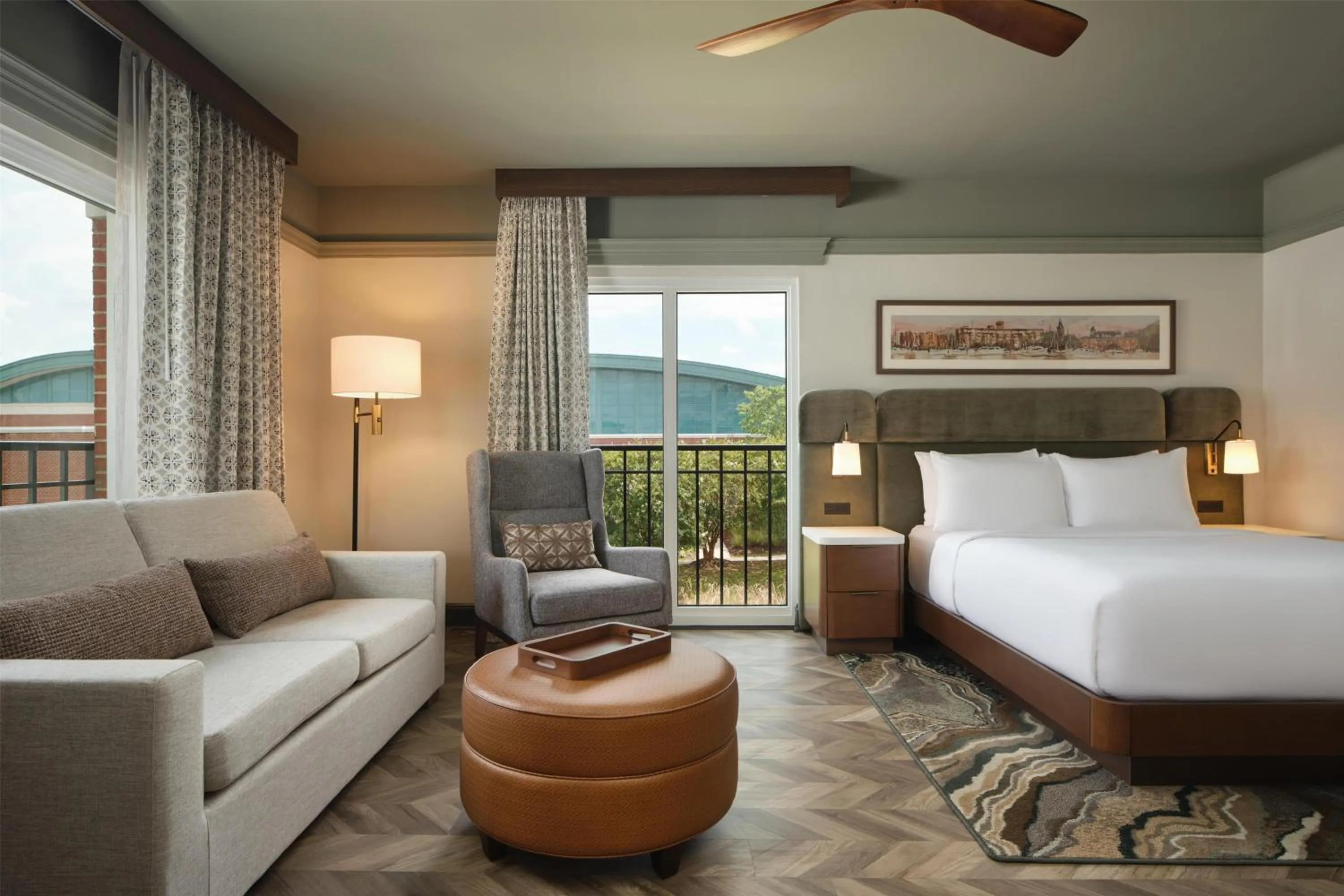 Living room, Bed in Tryon Riverfront Inn New Bern, Tapestry Collection By Hilton