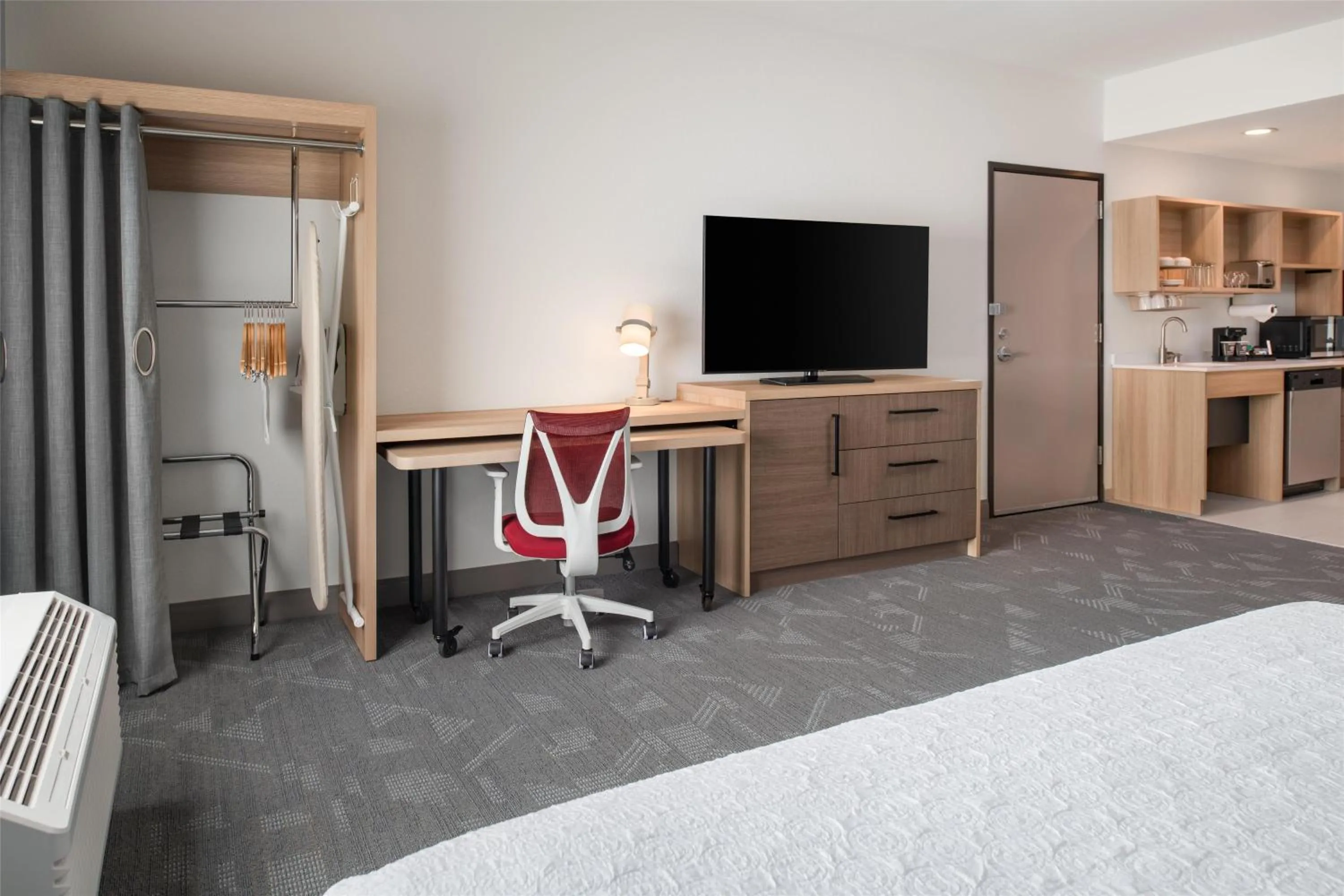 Bedroom, Bed in Home2 Suites By Hilton Woodland Sacramento