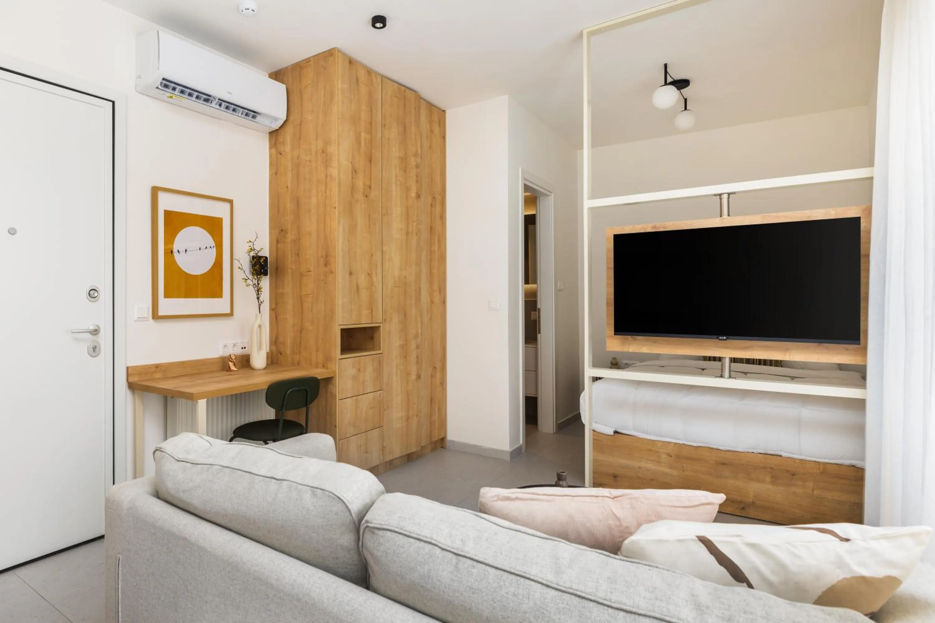 Communal lounge/ TV room in Soho Harbor by halu!