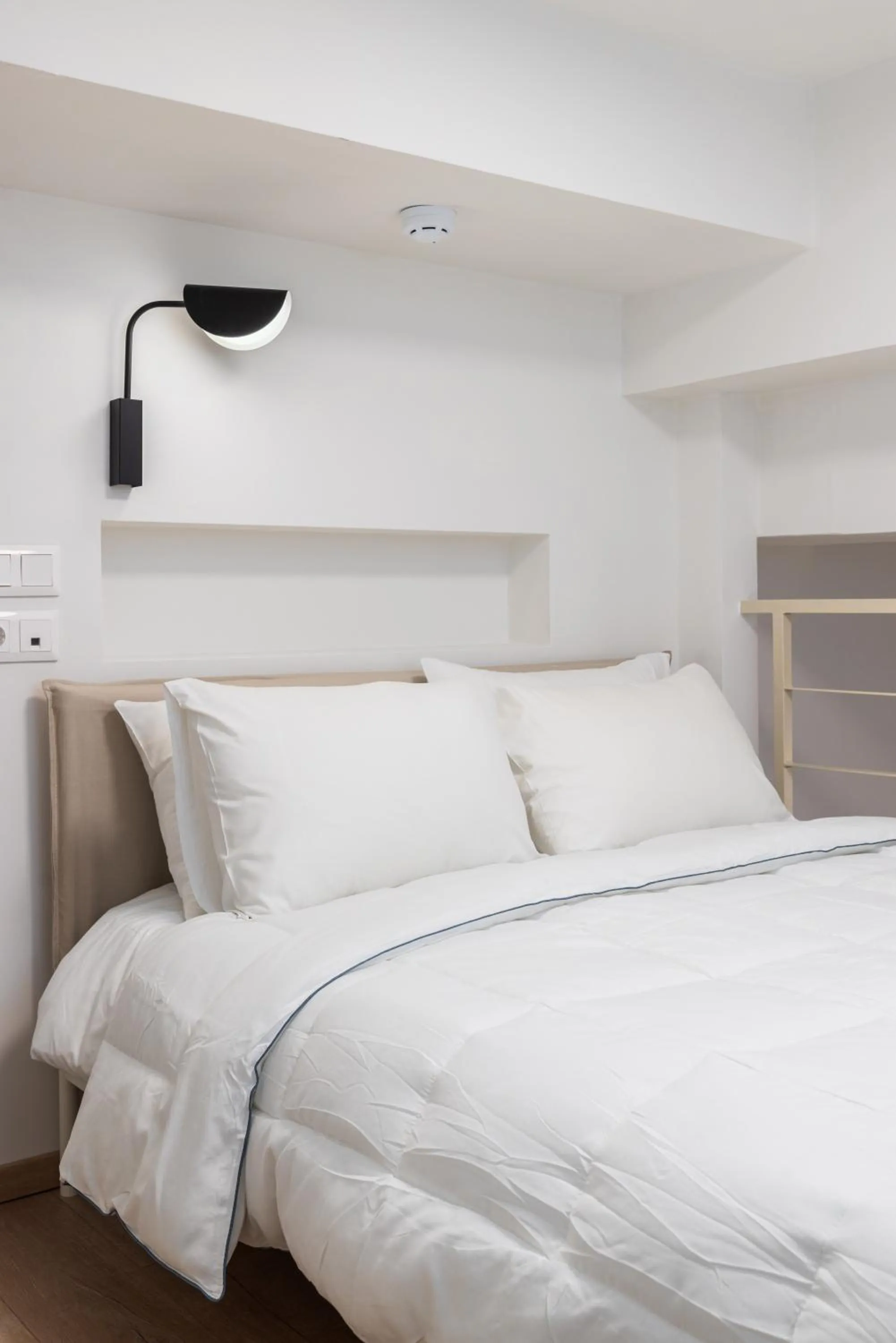 Bed in Soho Harbor by halu!