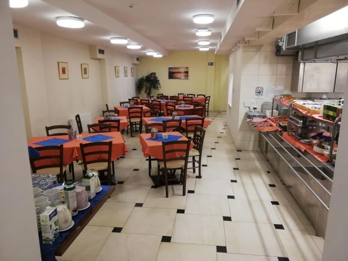 Restaurant/places to eat in S Hotel