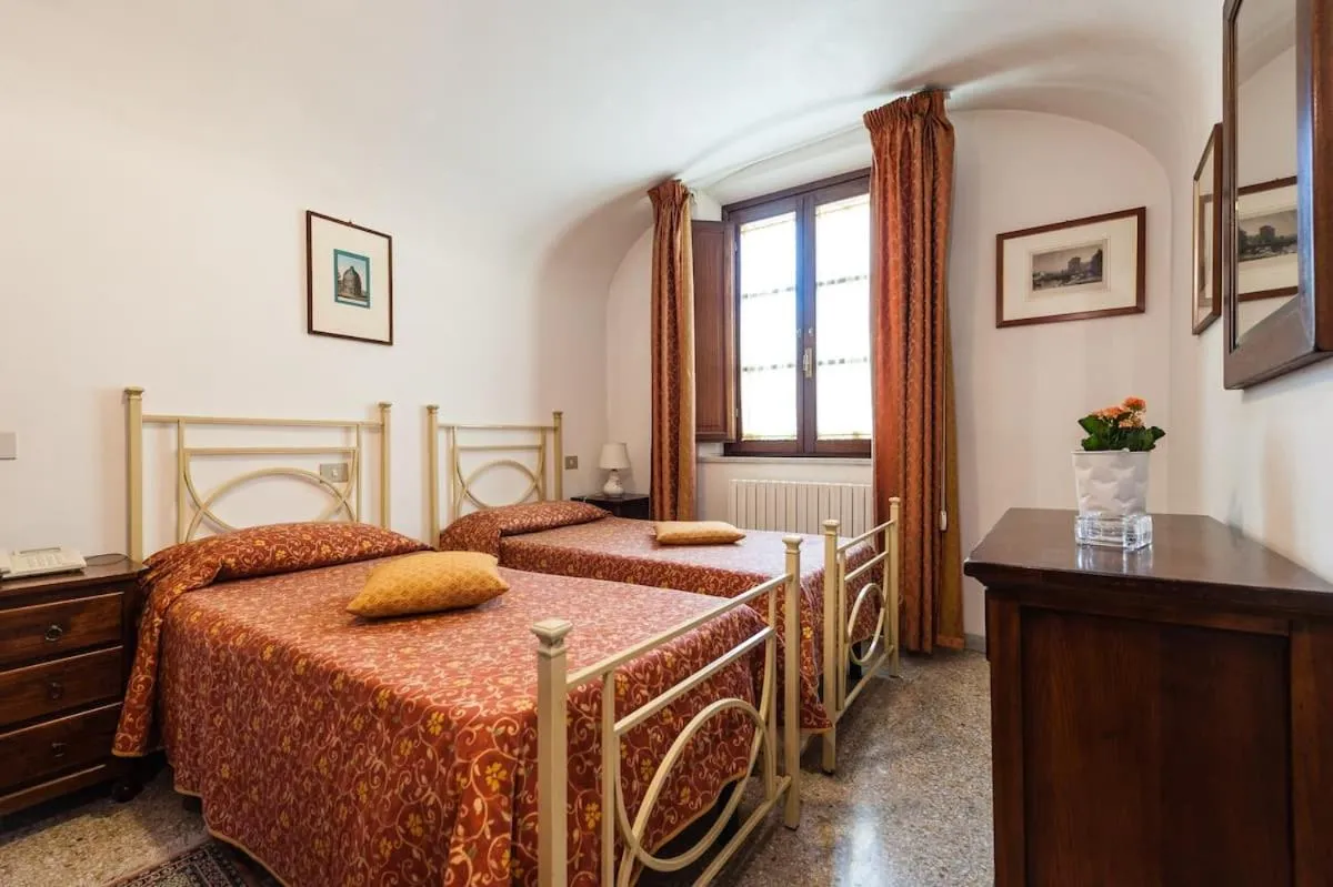 Photo of the whole room, Bed in Residence Domus