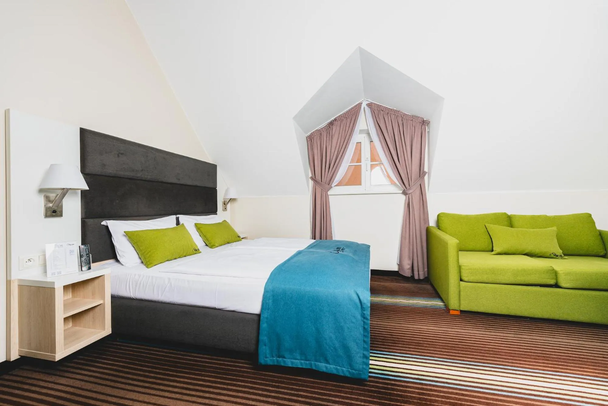 Living room, Bed in Stay inn Hotel Gdańsk