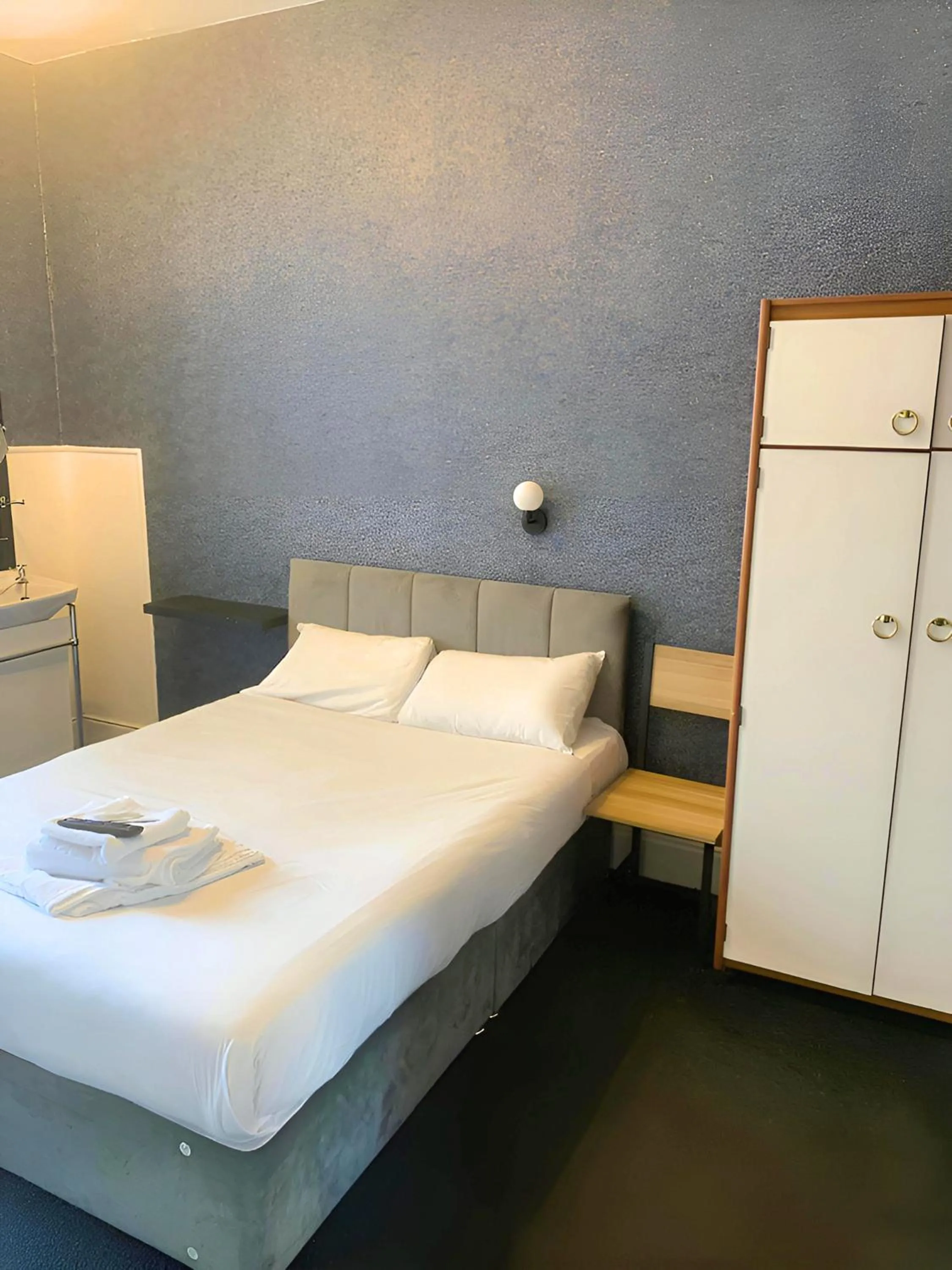 Standard Double Room with Shared Bathroom in Savoy Hotel