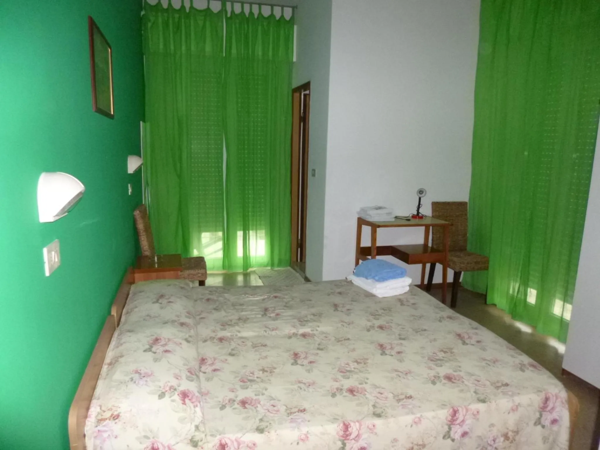 Photo of the whole room in Consul Hotel