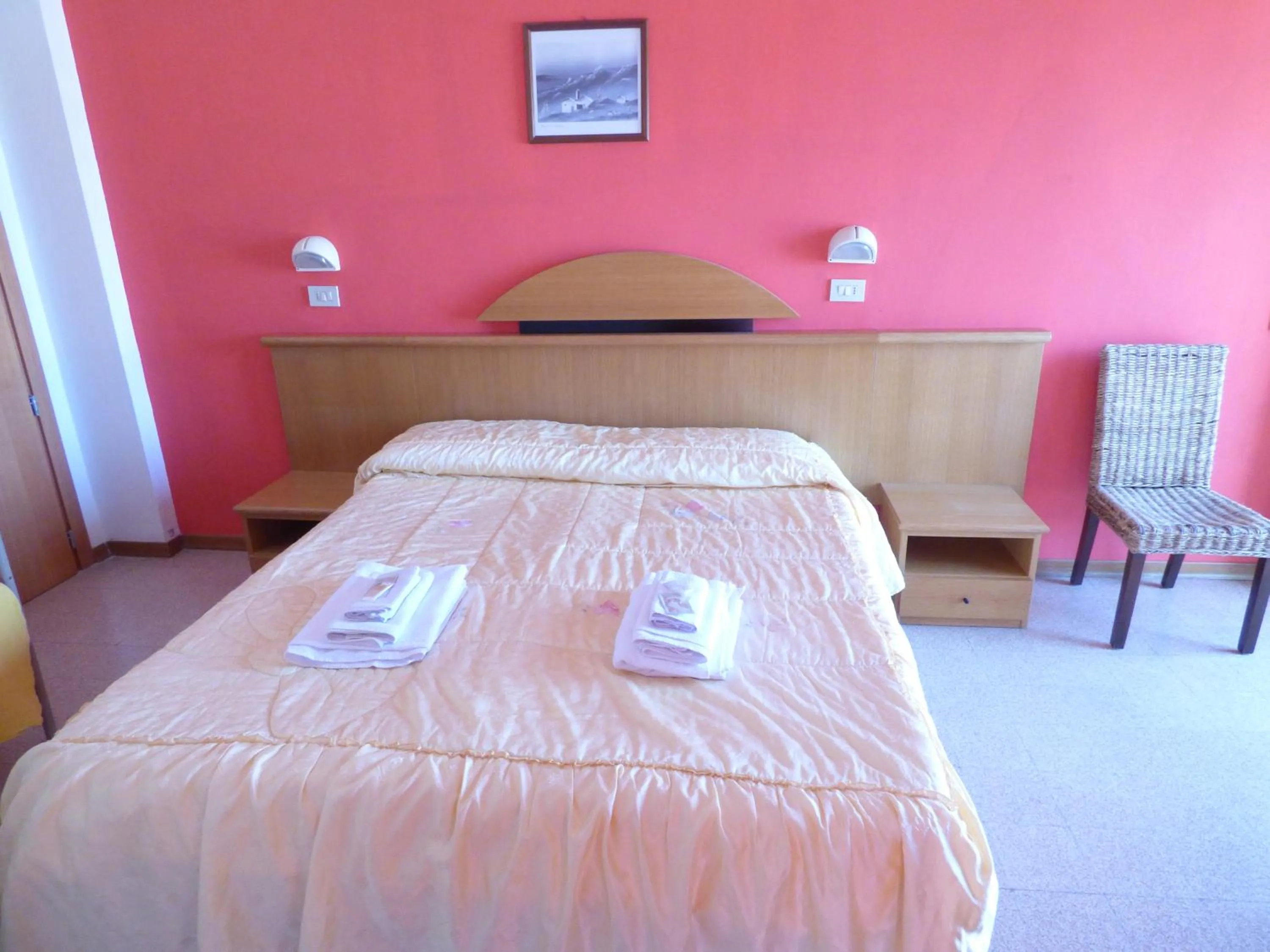 Photo of the whole room in Consul Hotel