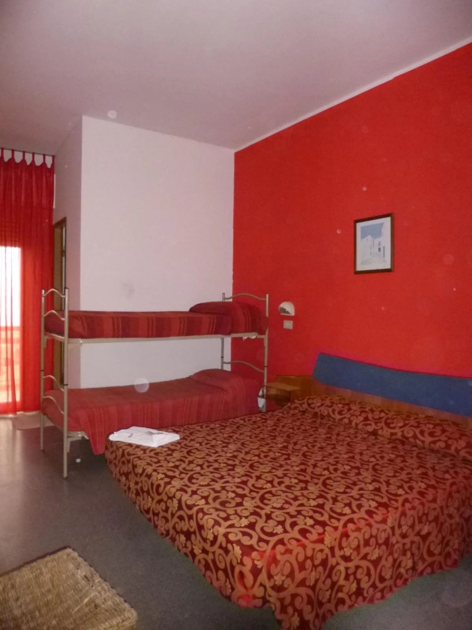 Photo of the whole room in Consul Hotel